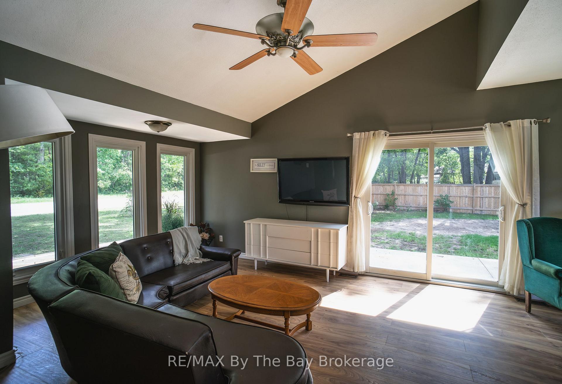 Photo 5 of 74 Oxbow Park Drive, Wasaga Beach — HOMEH