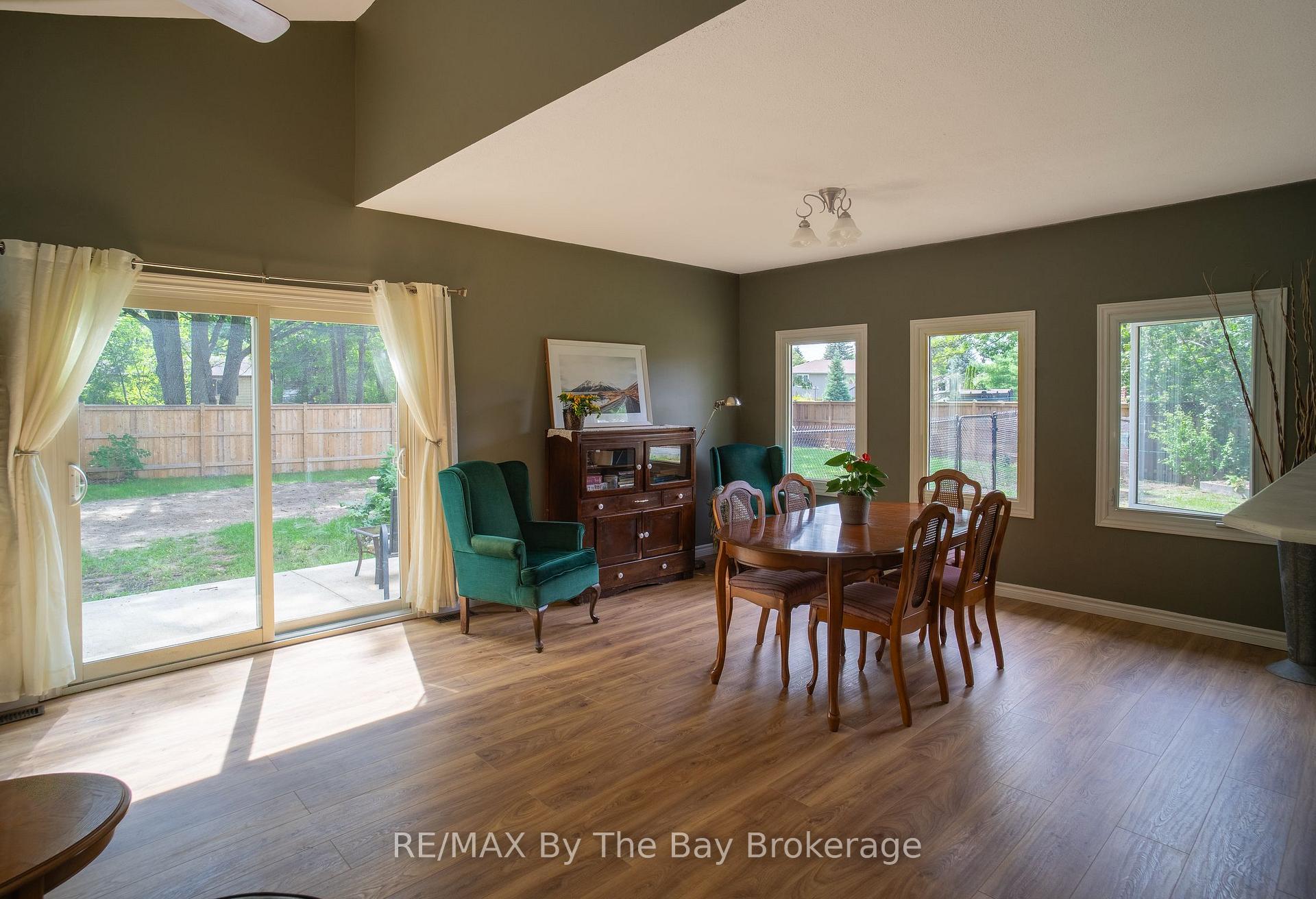 Photo 6 of 74 Oxbow Park Drive, Wasaga Beach — HOMEH