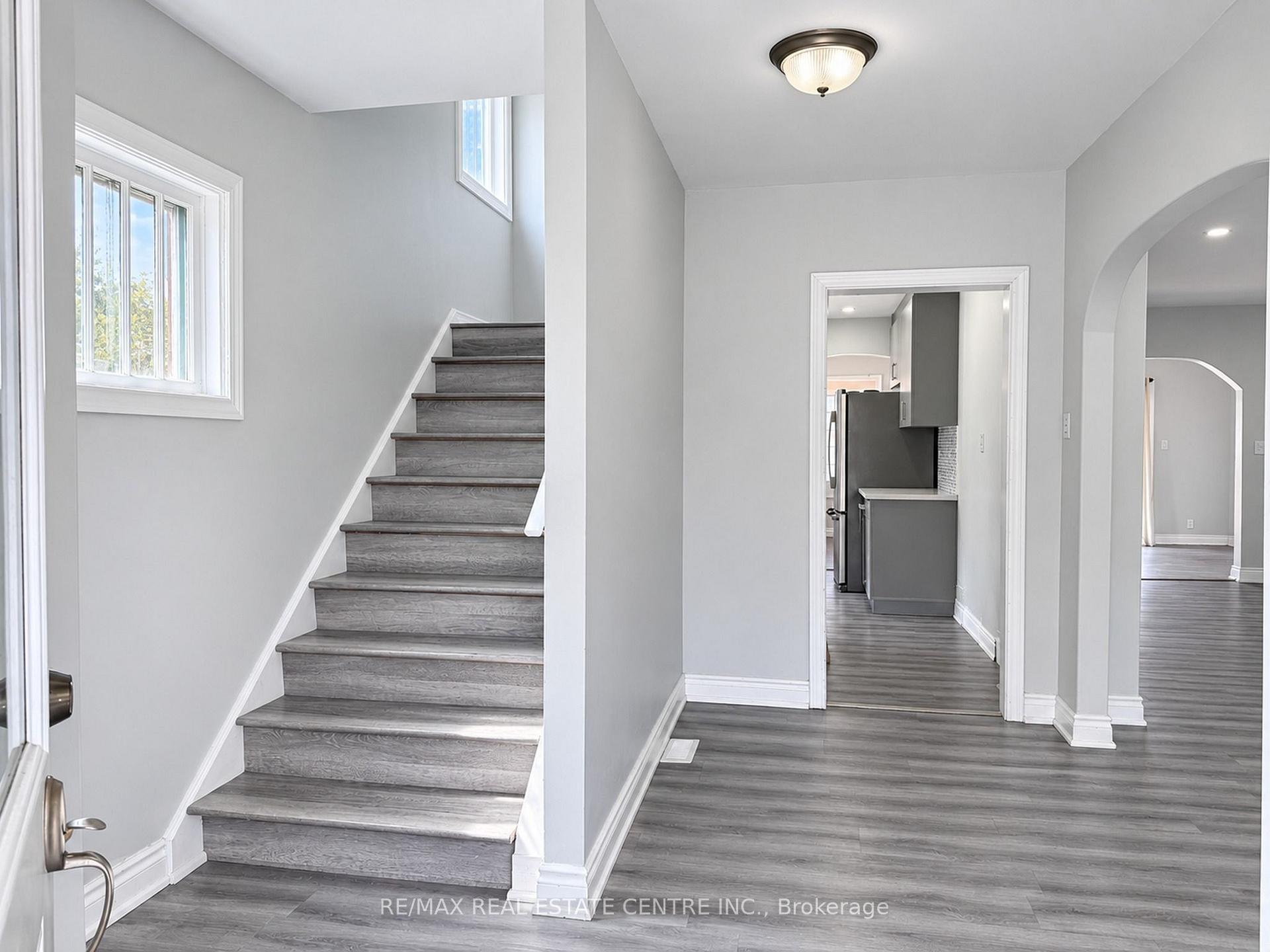 Photo 3 of 39 Oakland Avenue, Welland, Broadway — HOMEH