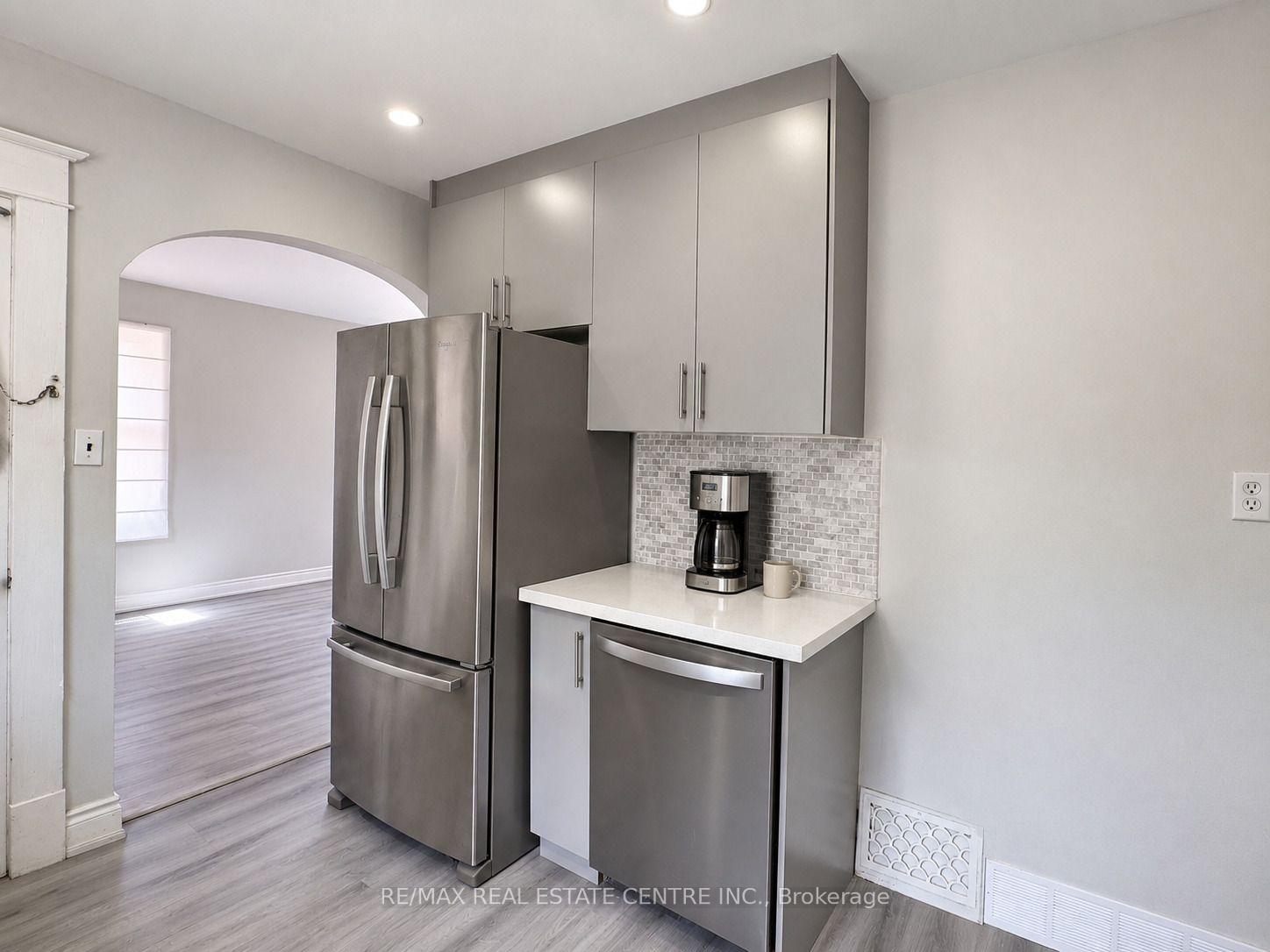 Photo 17 of 39 Oakland Avenue, Welland, Broadway — HOMEH