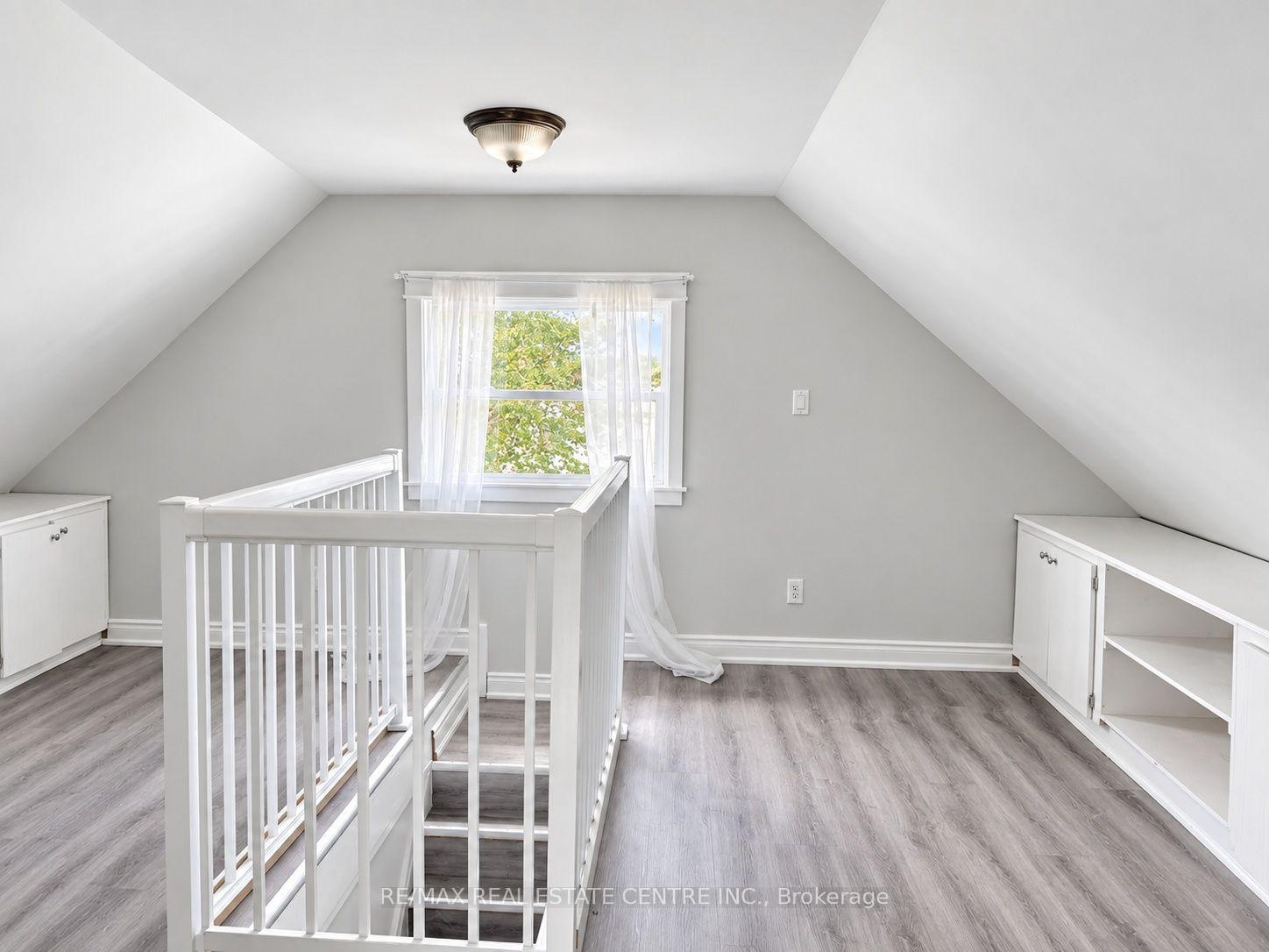 Photo 30 of 39 Oakland Avenue, Welland, Broadway — HOMEH