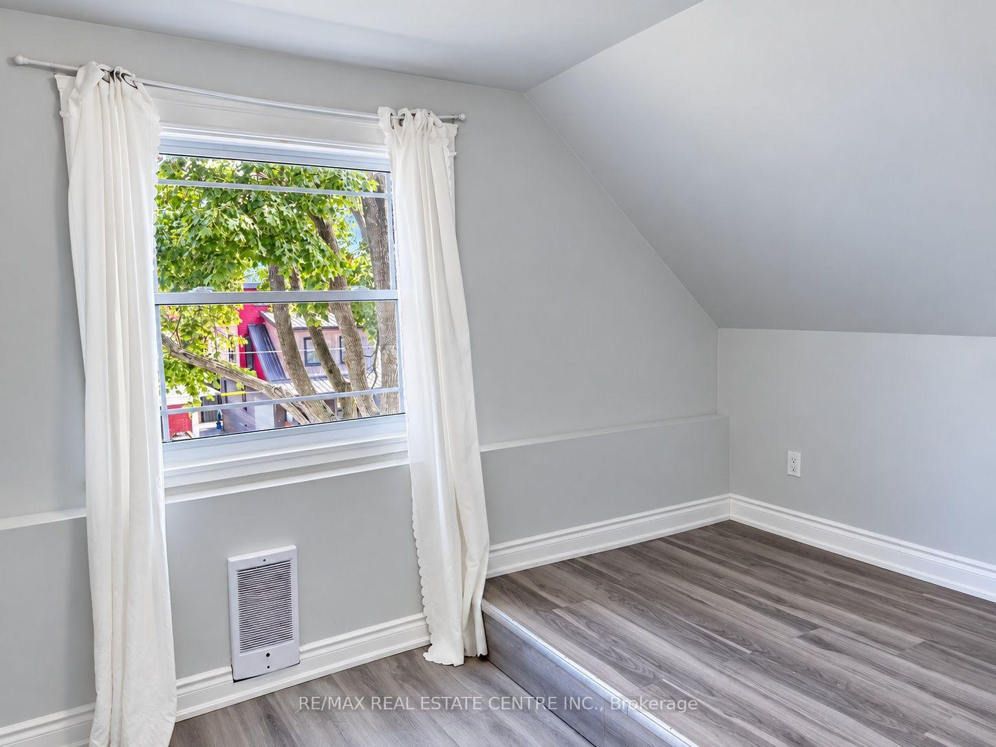 Photo 32 of 39 Oakland Avenue, Welland, Broadway — HOMEH