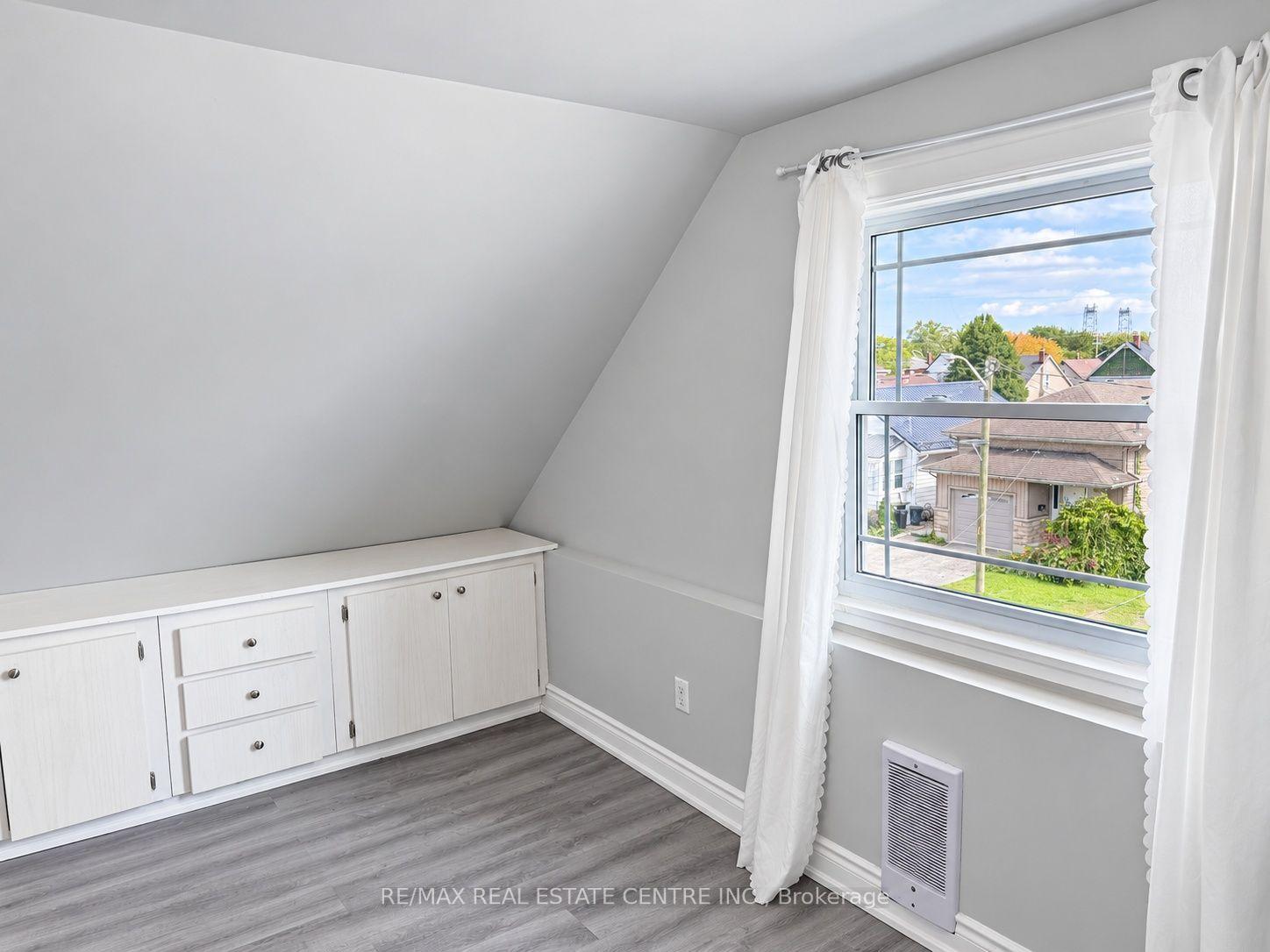 Photo 34 of 39 Oakland Avenue, Welland, Broadway — HOMEH