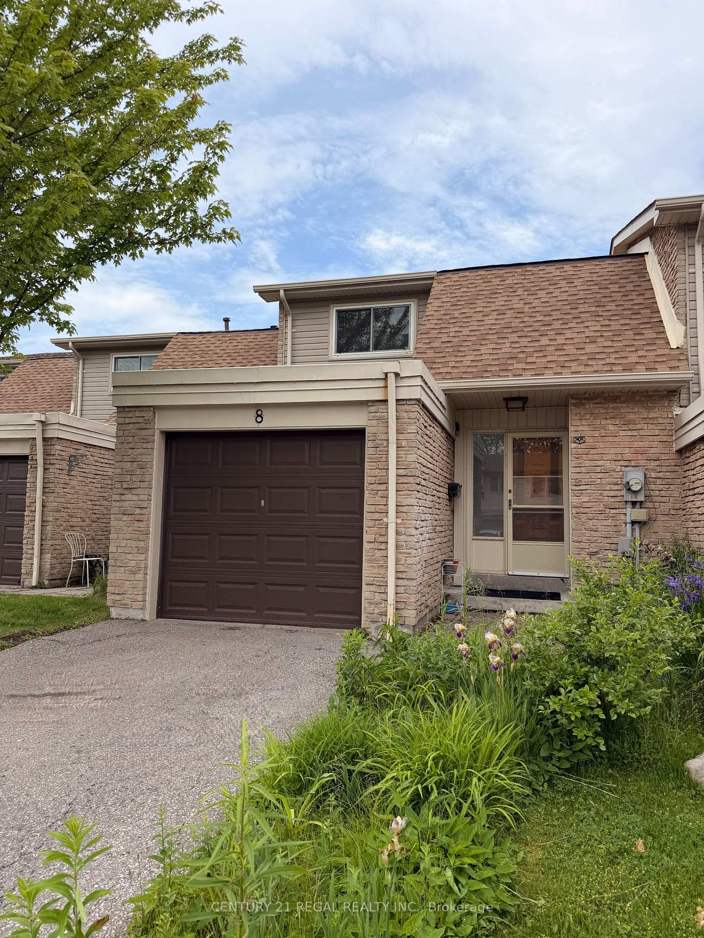 Photo 2 of 8 Chamberlain Court, Ajax, South West — HOMEH