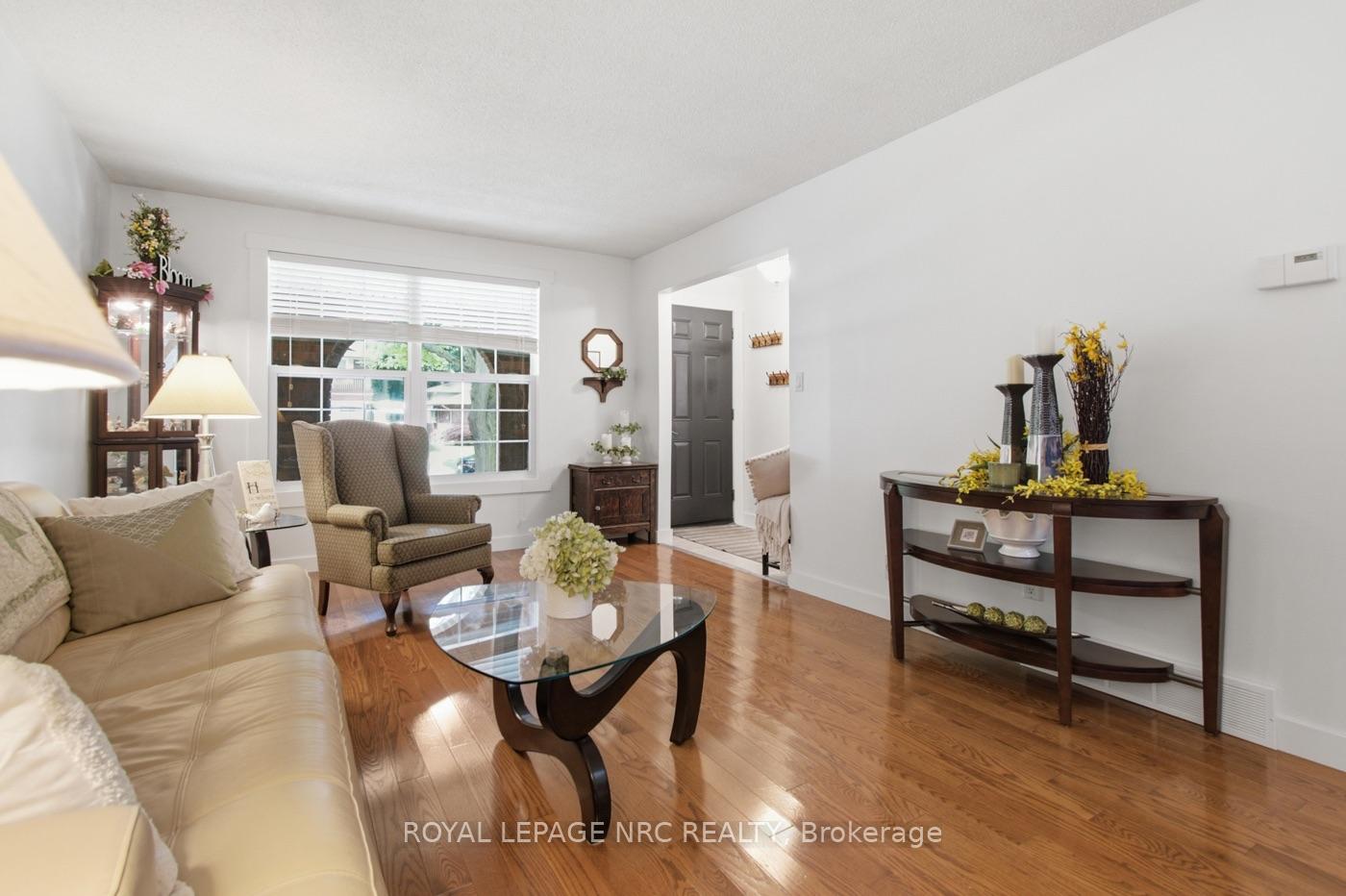 Photo 2 of 37 Spruceside Crescent, Pelham, Fonthill — HOMEH