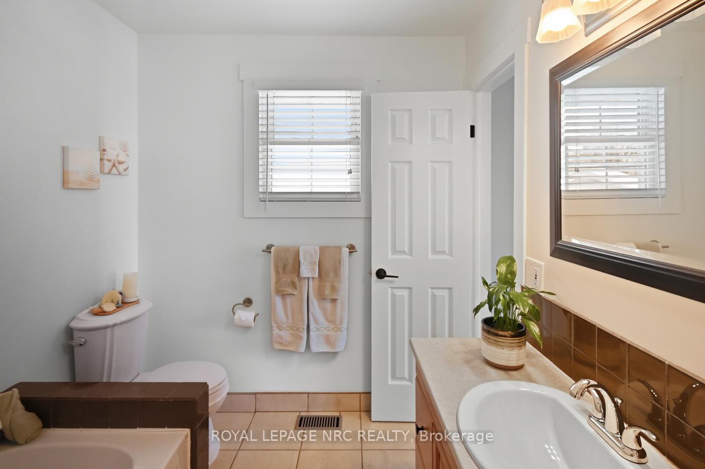 Photo 16 of 37 Spruceside Crescent, Pelham, Fonthill — HOMEH
