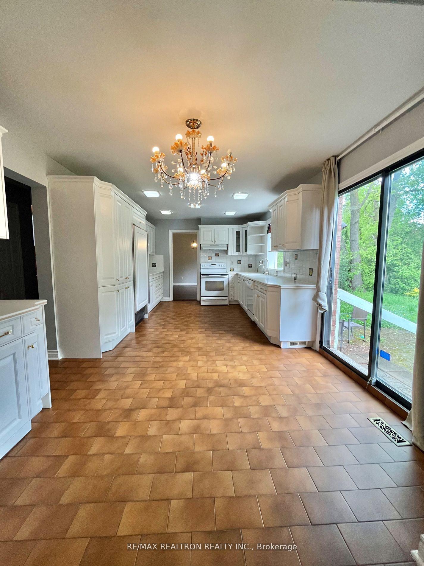 Photo 4 of 23 Lawnview Drive, North York, Willowdale East — HOMEH