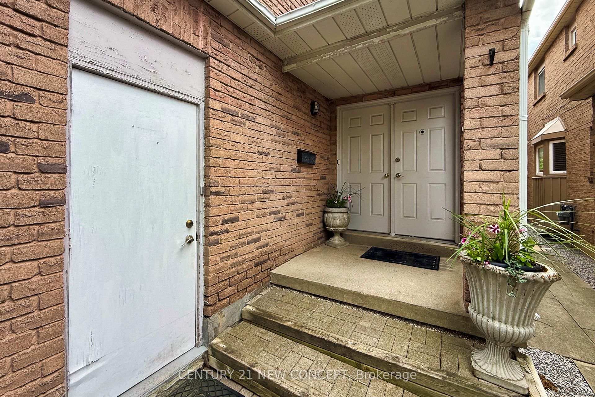 Photo 3 of 8 Millcroft Way, Vaughan, Brownridge — HOMEH