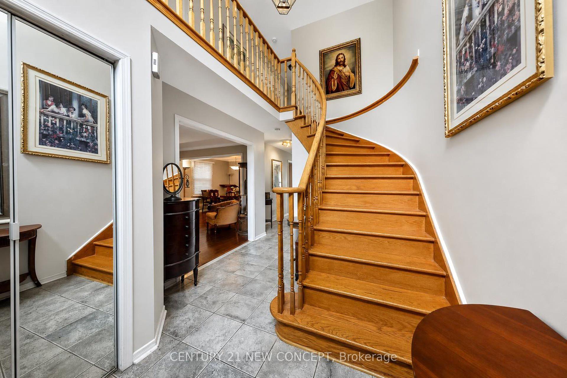 Photo 5 of 8 Millcroft Way, Vaughan, Brownridge — HOMEH