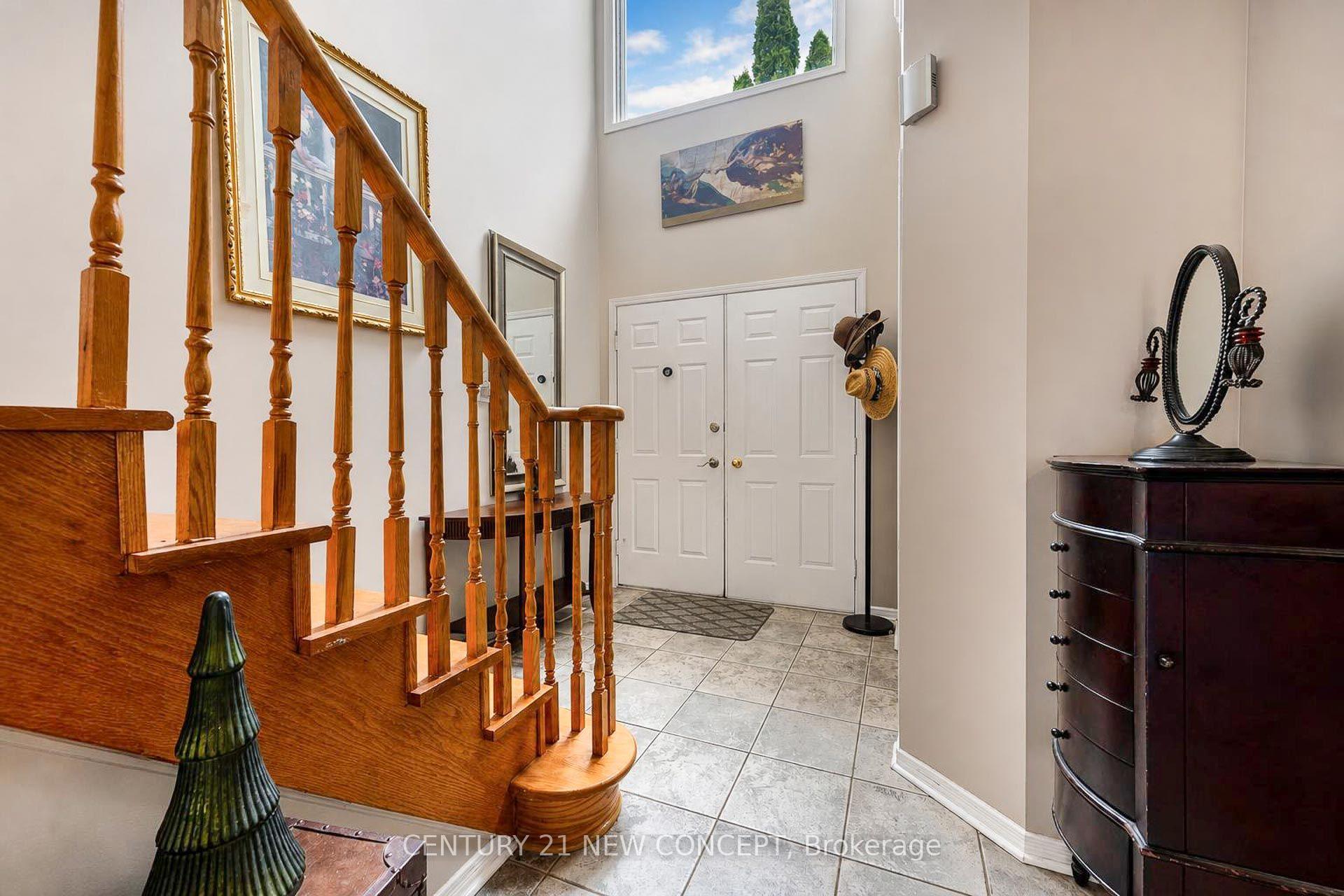 Photo 6 of 8 Millcroft Way, Vaughan, Brownridge — HOMEH