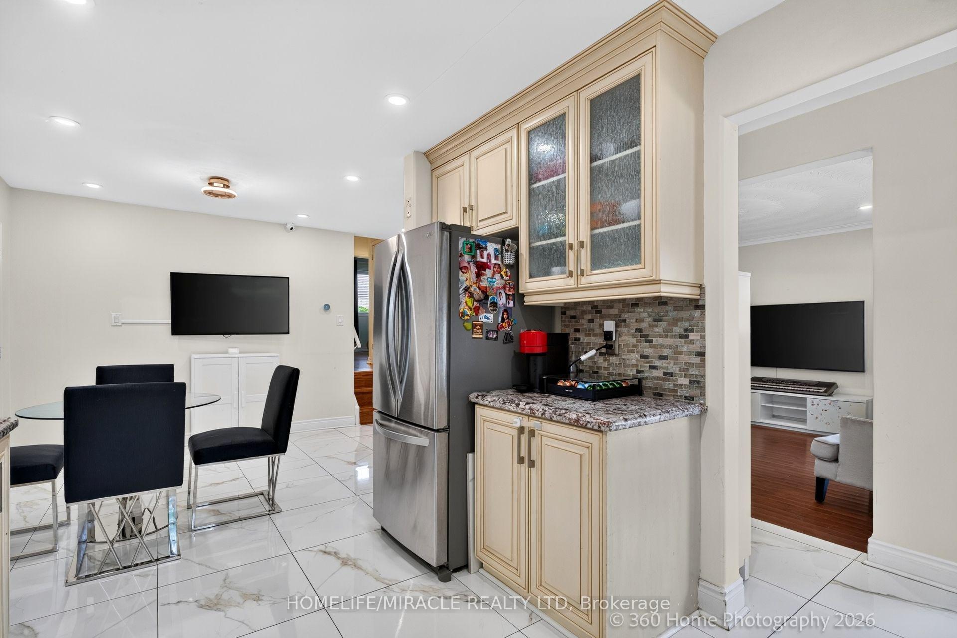Photo 14 of 178 Kingsview Boulevard, Etobicoke, Kingsview Village-The Westway — HOMEH