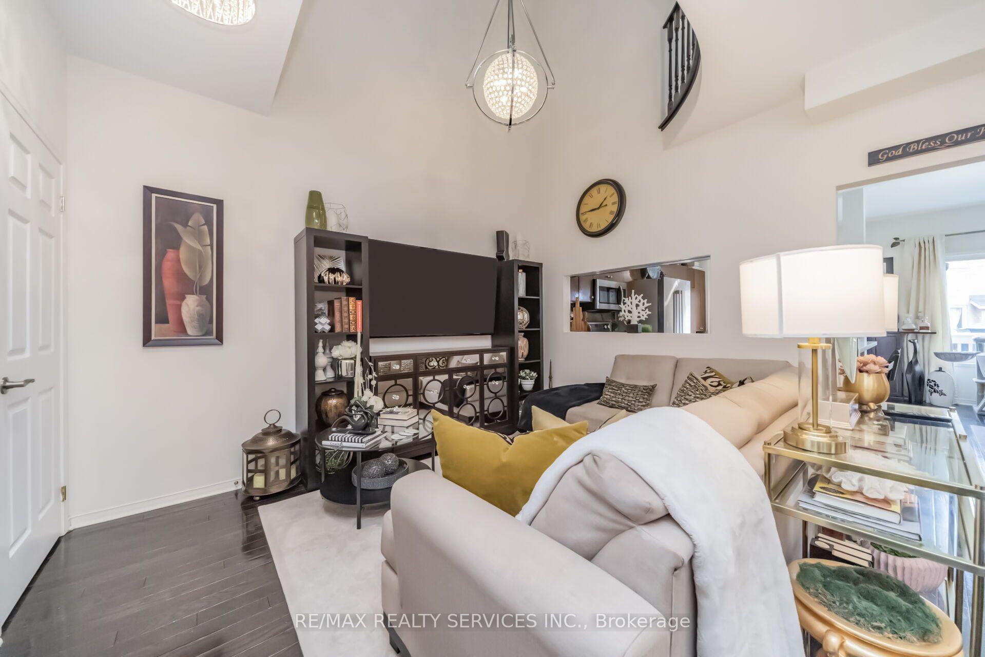 Photo 10 of 70 Checkerberry Crescent, Brampton, Sandringham-Wellington — HOMEH
