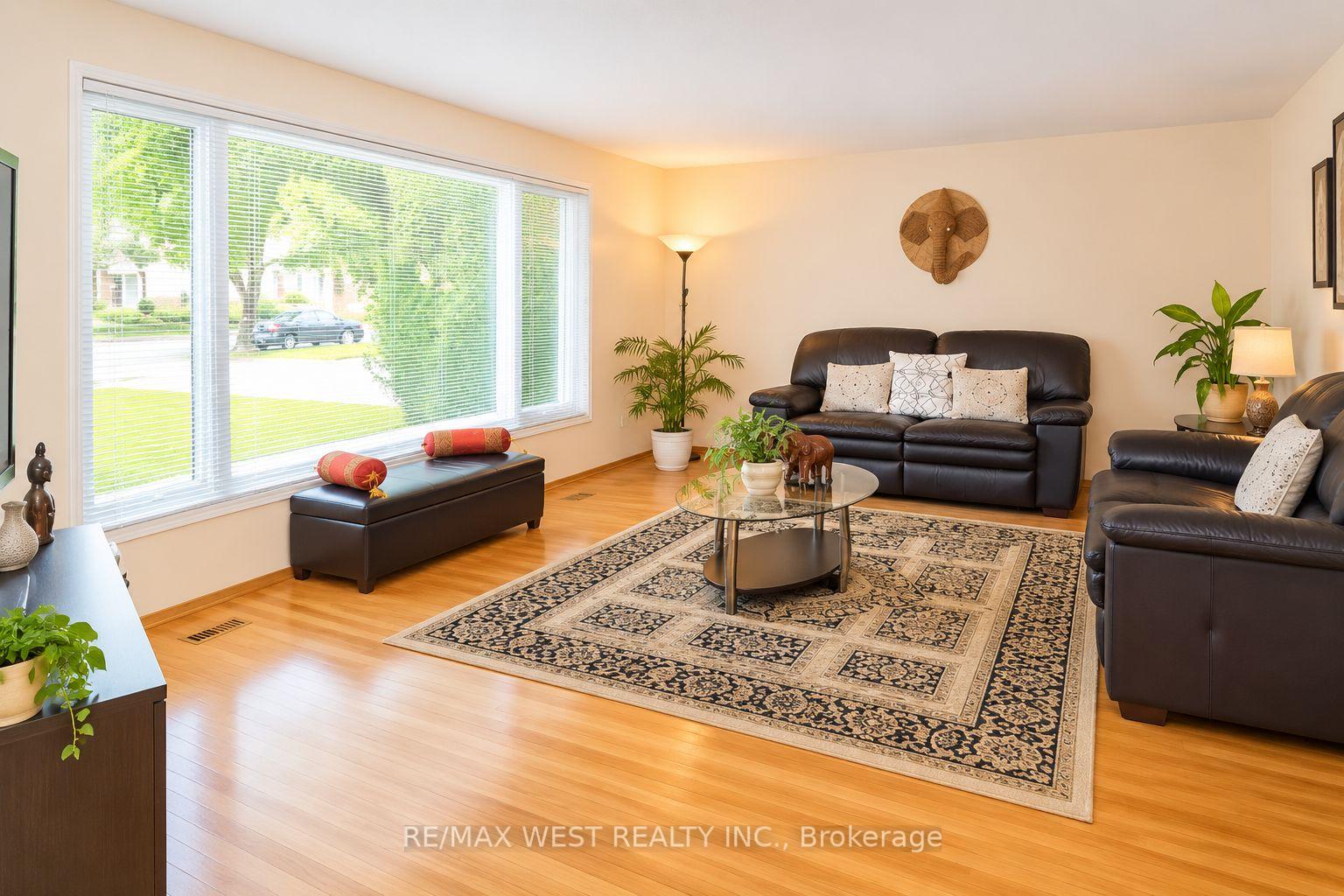 Photo 2 of 3538 Bannerhill Avenue, Mississauga, Applewood — HOMEH