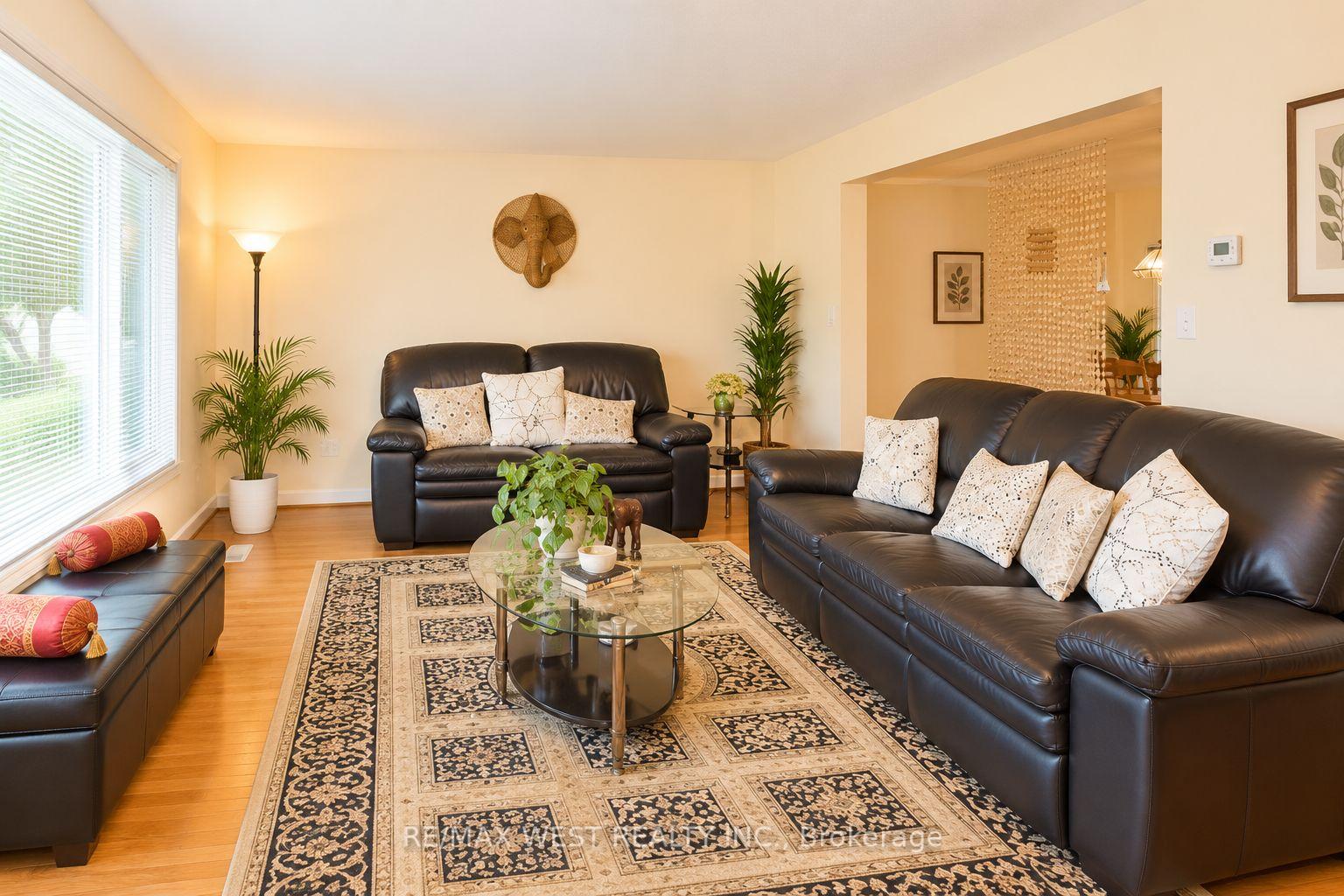 Photo 3 of 3538 Bannerhill Avenue, Mississauga, Applewood — HOMEH