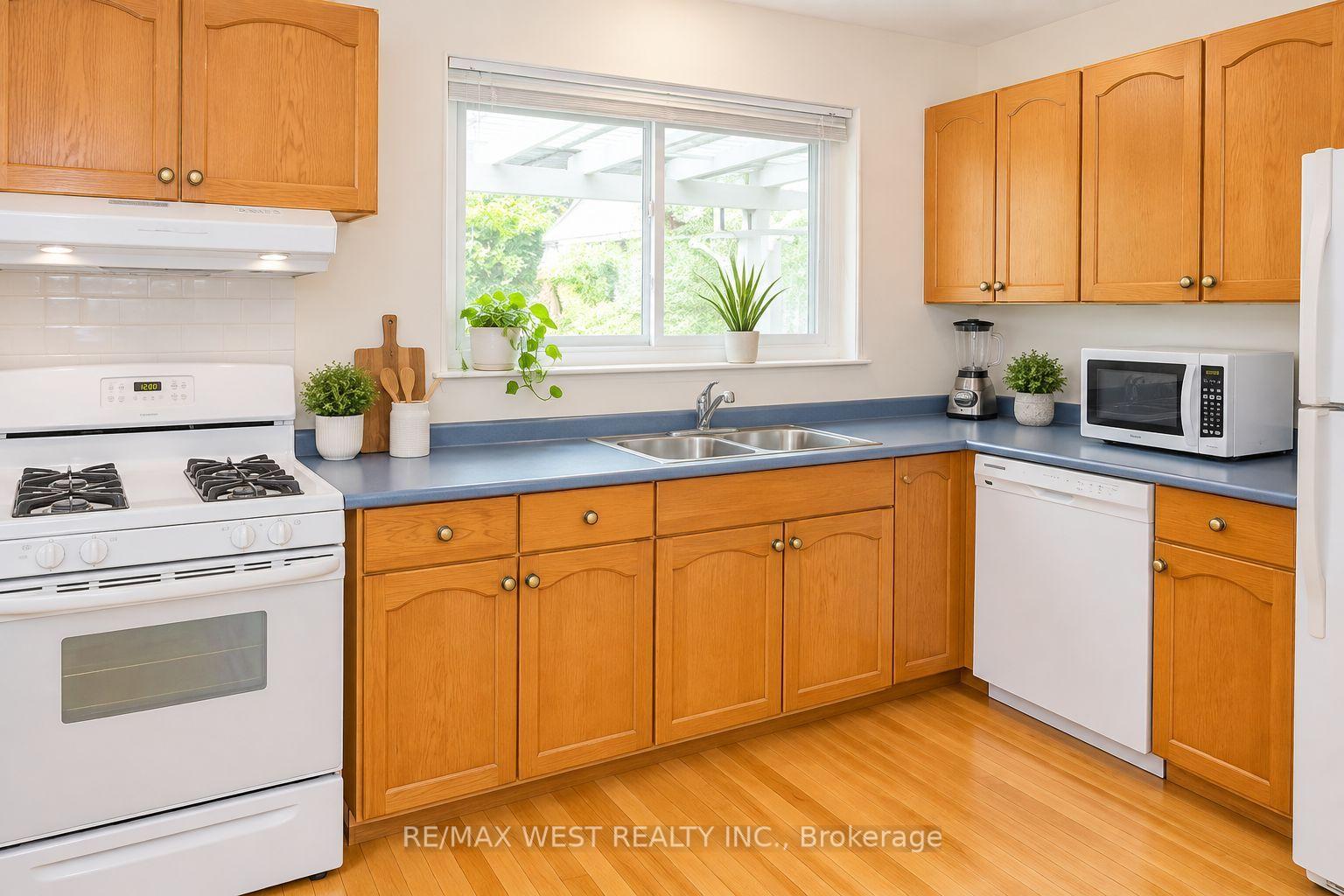 Photo 4 of 3538 Bannerhill Avenue, Mississauga, Applewood — HOMEH