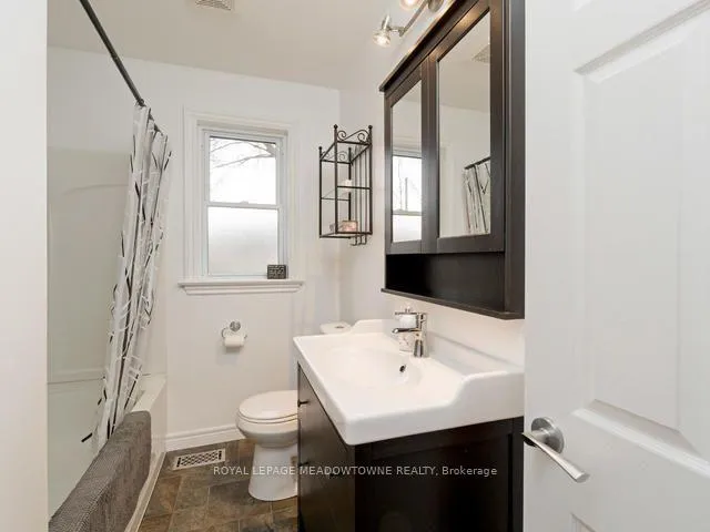Photo 14 of 153 Delrex Boulevard, Halton Hills, Georgetown — HOMEH