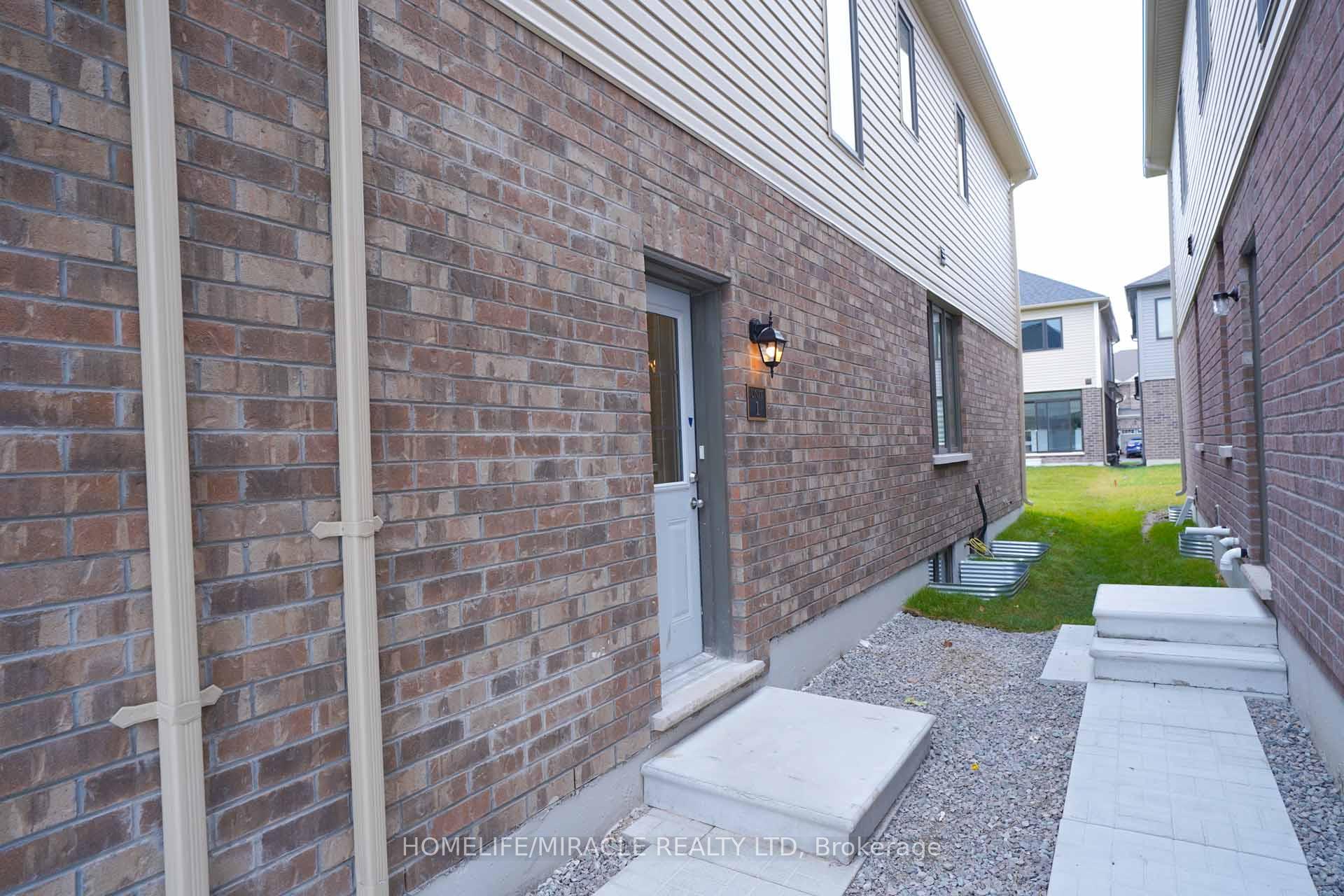 Photo 4 of Unit Lower, 31 Prudhoe Terrace, Barrie, Innis-Shore — HOMEH