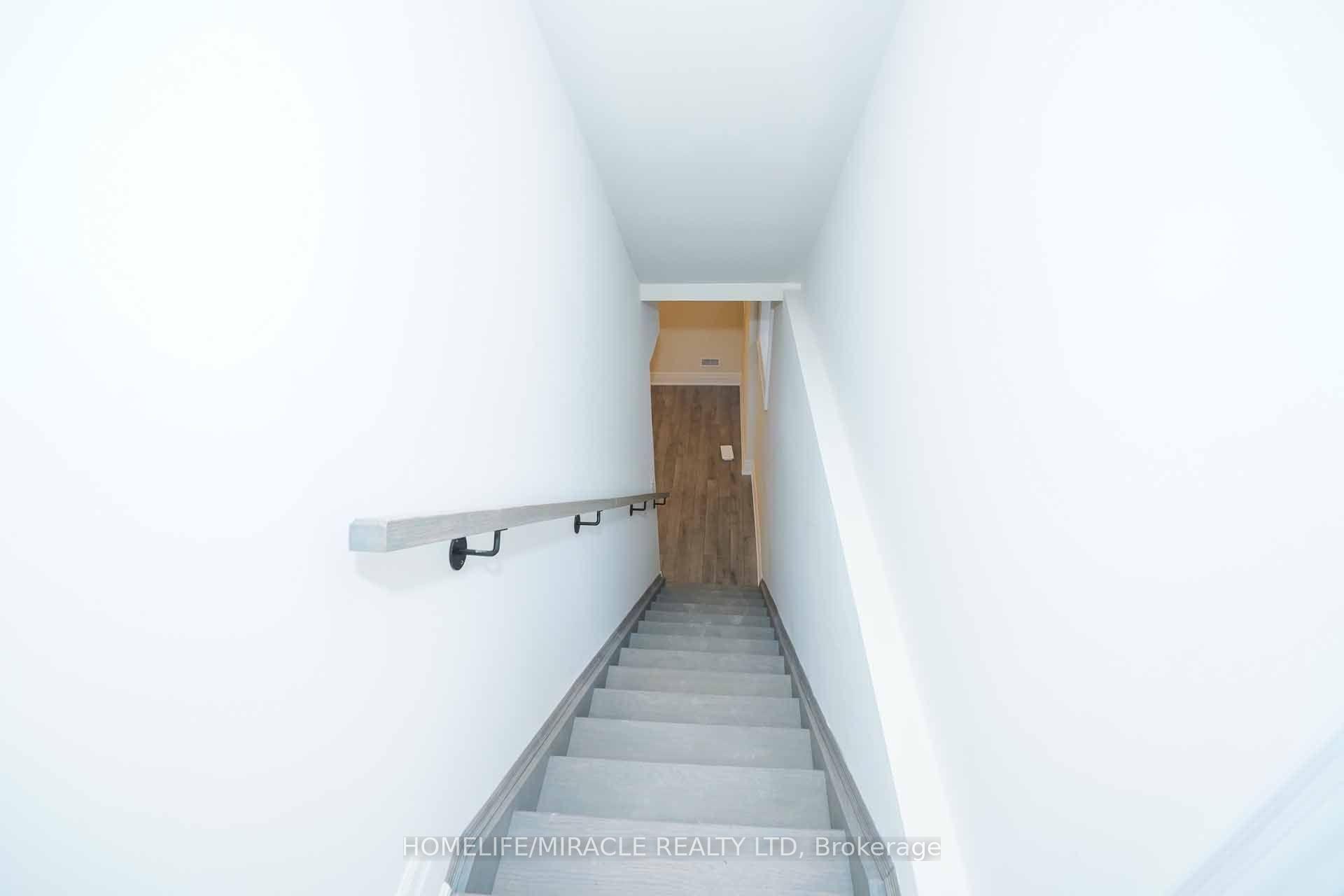 Photo 7 of Unit Lower, 31 Prudhoe Terrace, Barrie, Innis-Shore — HOMEH
