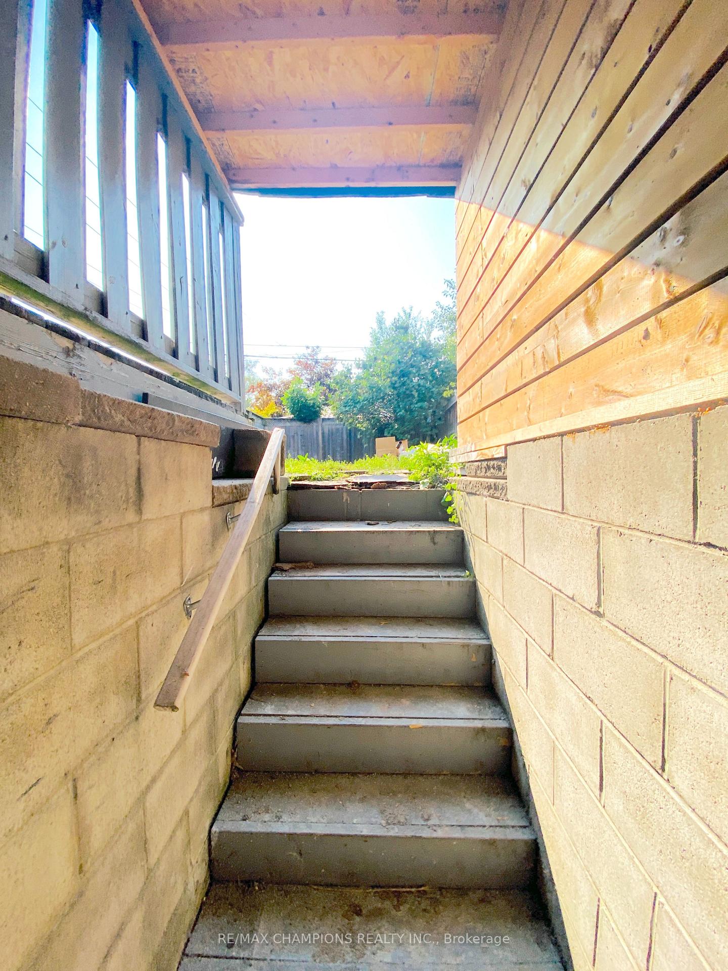 Photo 30 of Unit Main, 734 Willard Avenue, Toronto, Runnymede-Bloor West Village — HOMEH