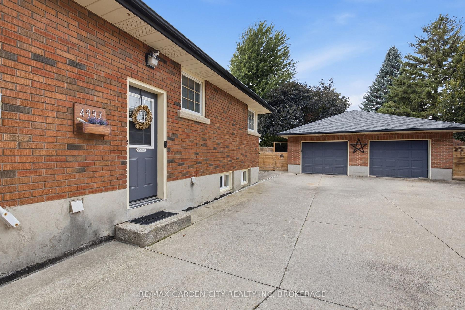 Photo 5 of 4993 Rendall Crescent, Niagara Falls, Cherrywood — HOMEH