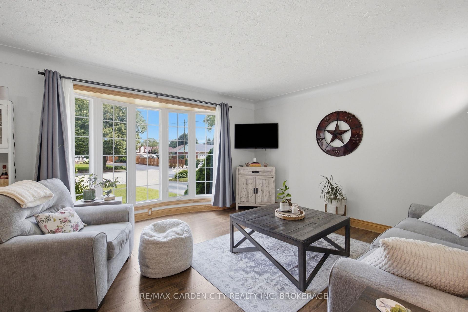 Photo 12 of 4993 Rendall Crescent, Niagara Falls, Cherrywood — HOMEH