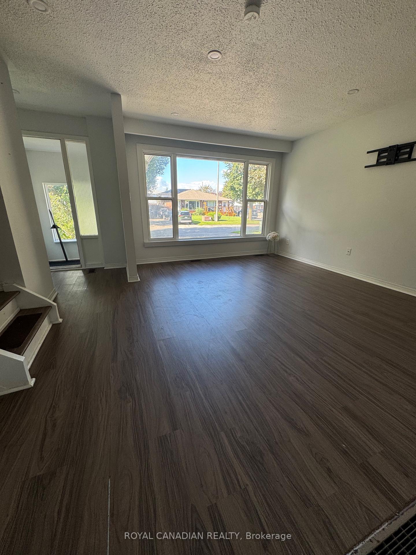 Photo 5 of Unit Upper, 357 Durham Court, Oshawa, Vanier — HOMEH
