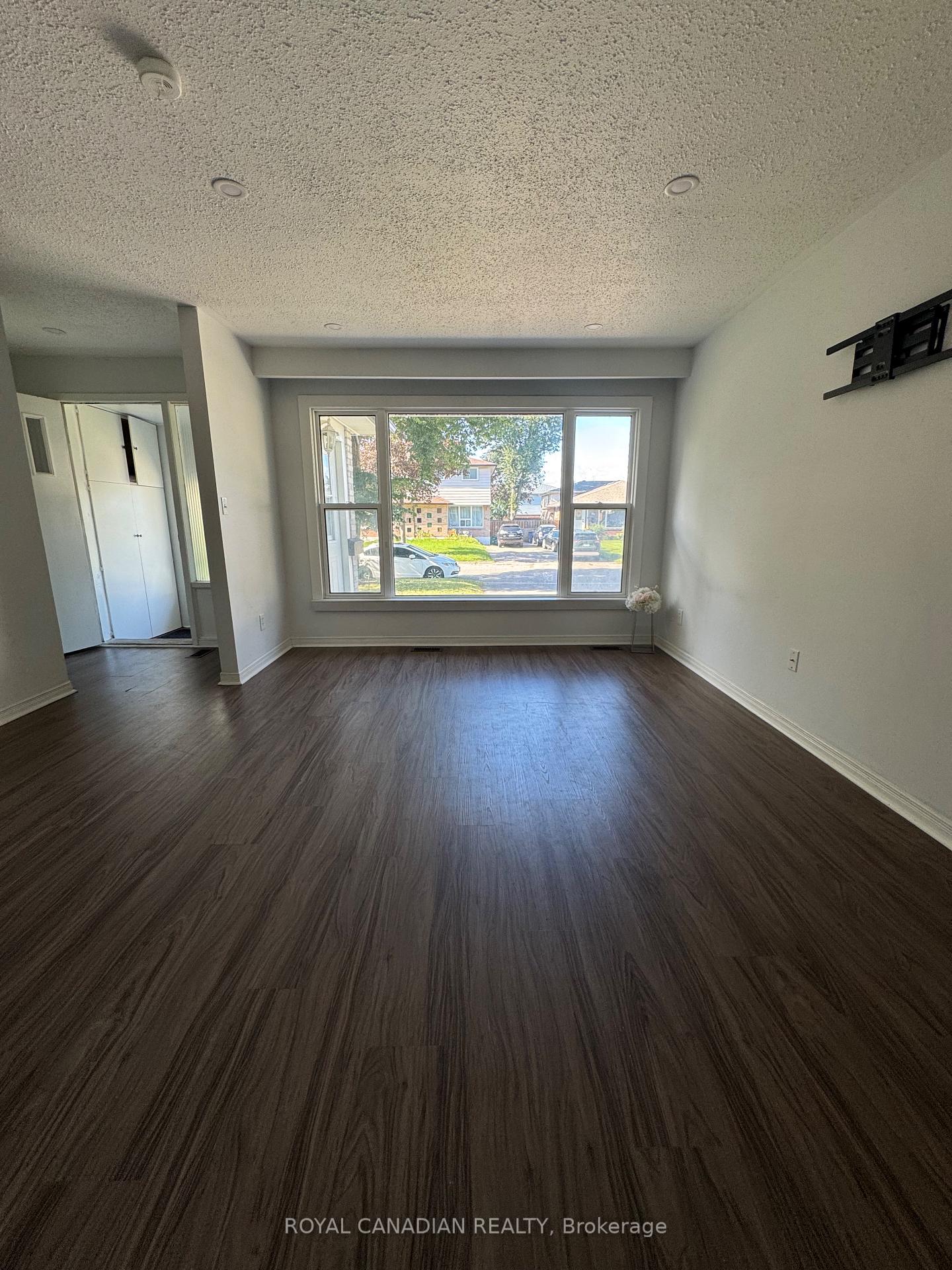 Photo 6 of Unit Upper, 357 Durham Court, Oshawa, Vanier — HOMEH
