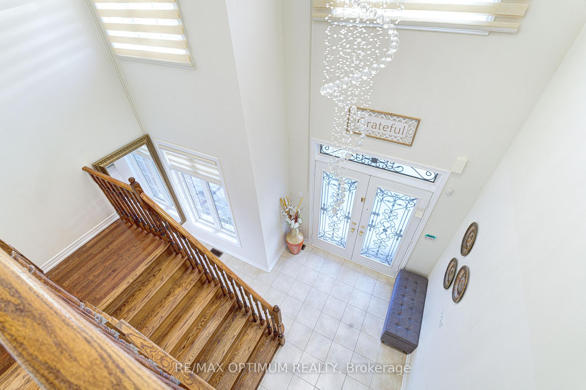 Photo 4 of 54 Midcrest Circle, Brampton, Credit Valley — HOMEH