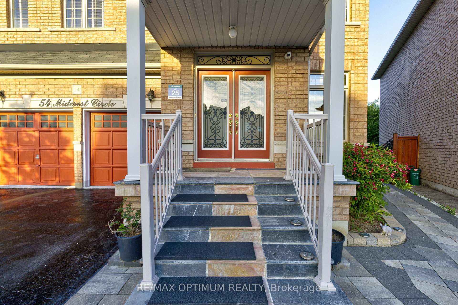 Photo 3 of 54 Midcrest Circle, Brampton, Credit Valley — HOMEH