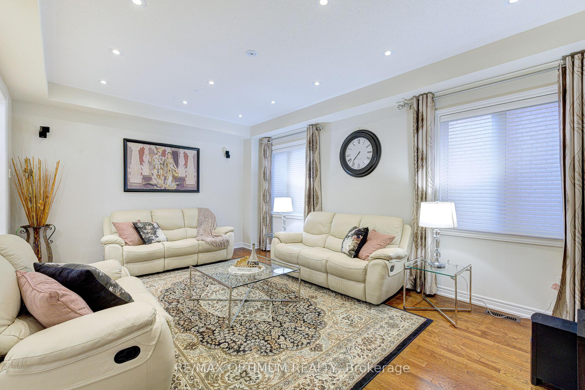 Photo 7 of 54 Midcrest Circle, Brampton, Credit Valley — HOMEH