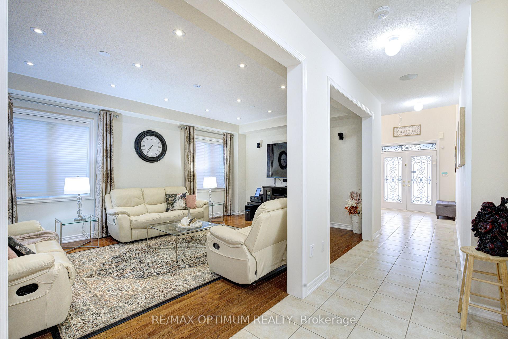 Photo 6 of 54 Midcrest Circle, Brampton, Credit Valley — HOMEH