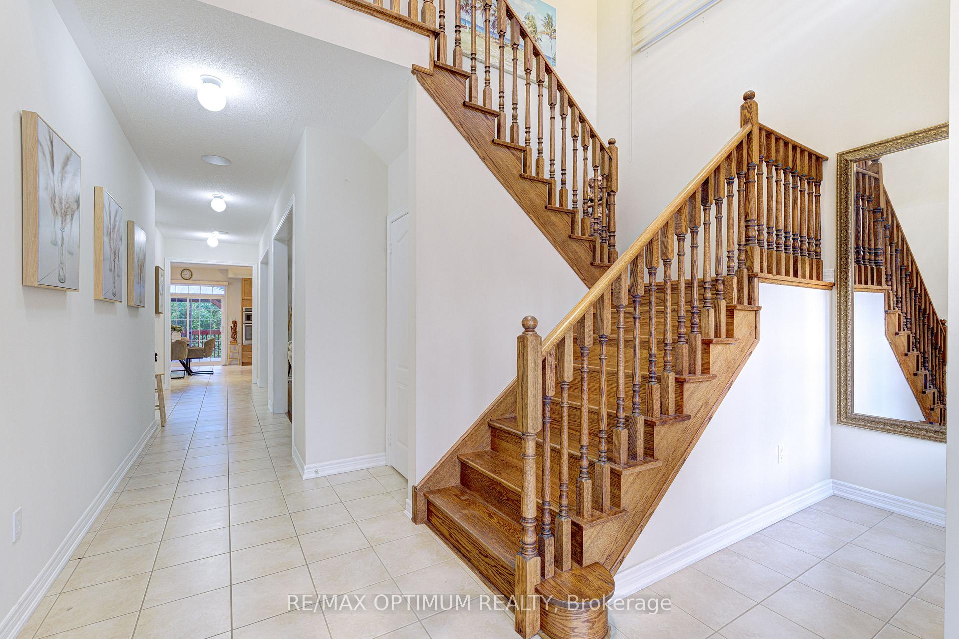 Photo 5 of 54 Midcrest Circle, Brampton, Credit Valley — HOMEH