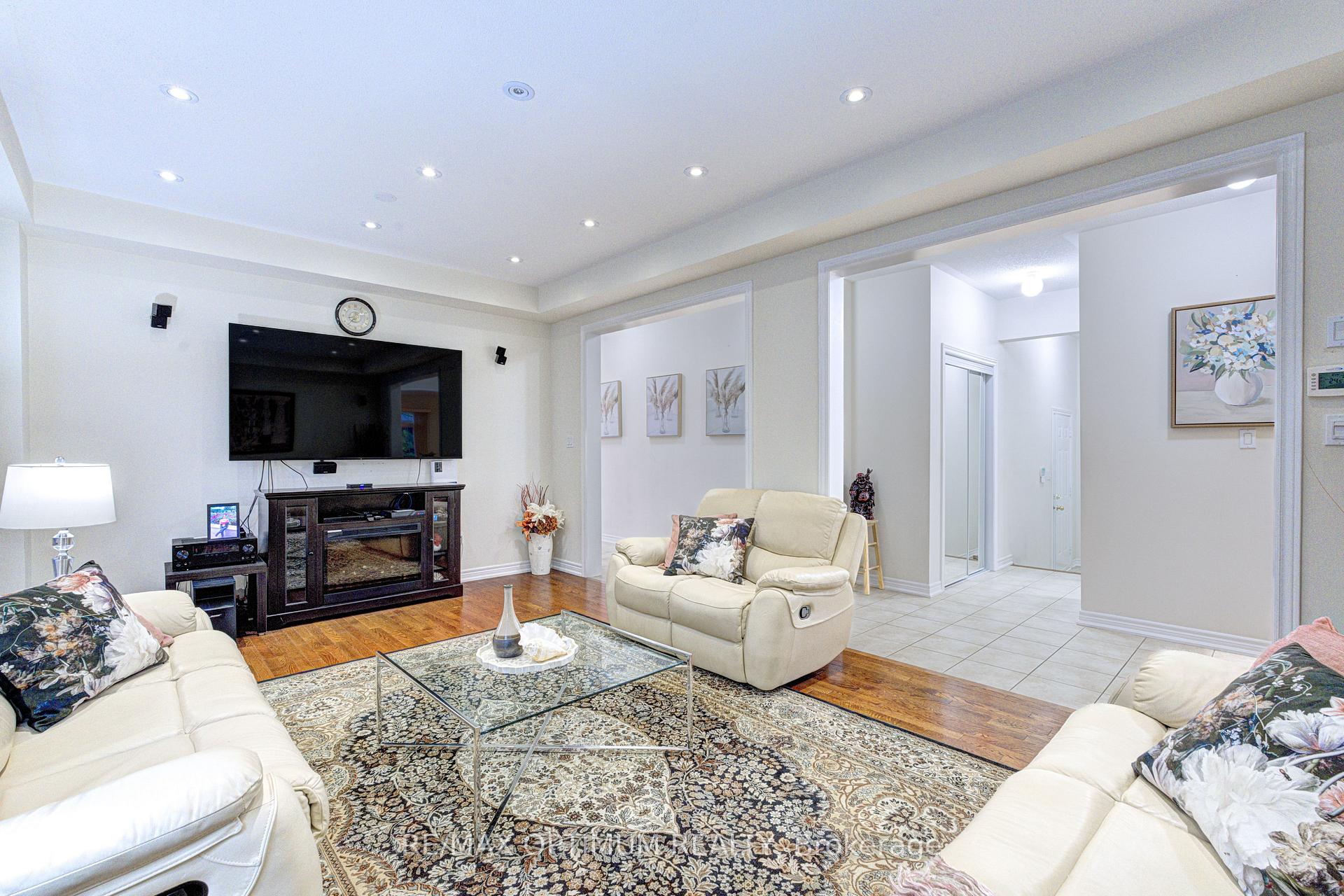 Photo 8 of 54 Midcrest Circle, Brampton, Credit Valley — HOMEH