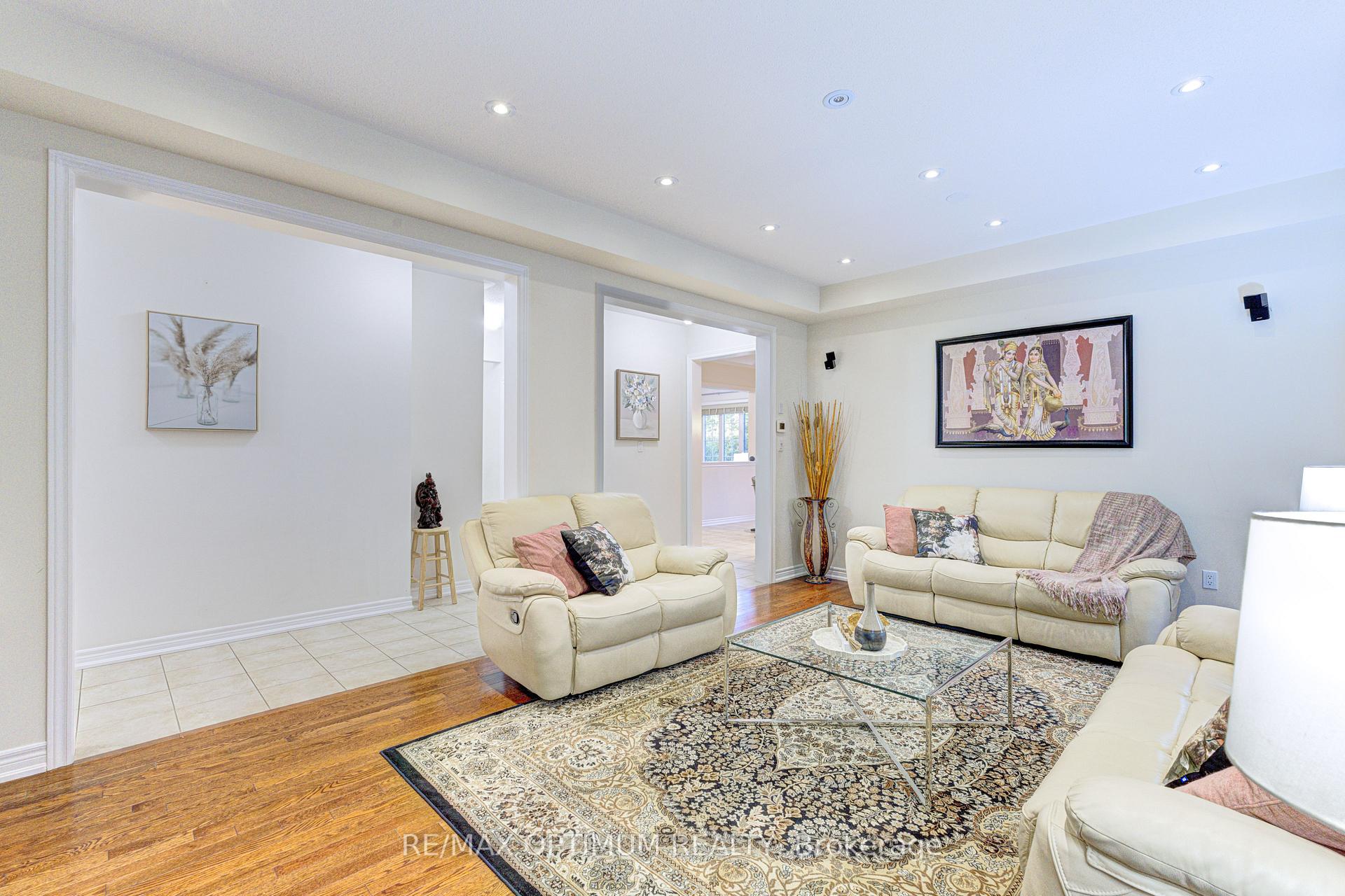 Photo 9 of 54 Midcrest Circle, Brampton, Credit Valley — HOMEH