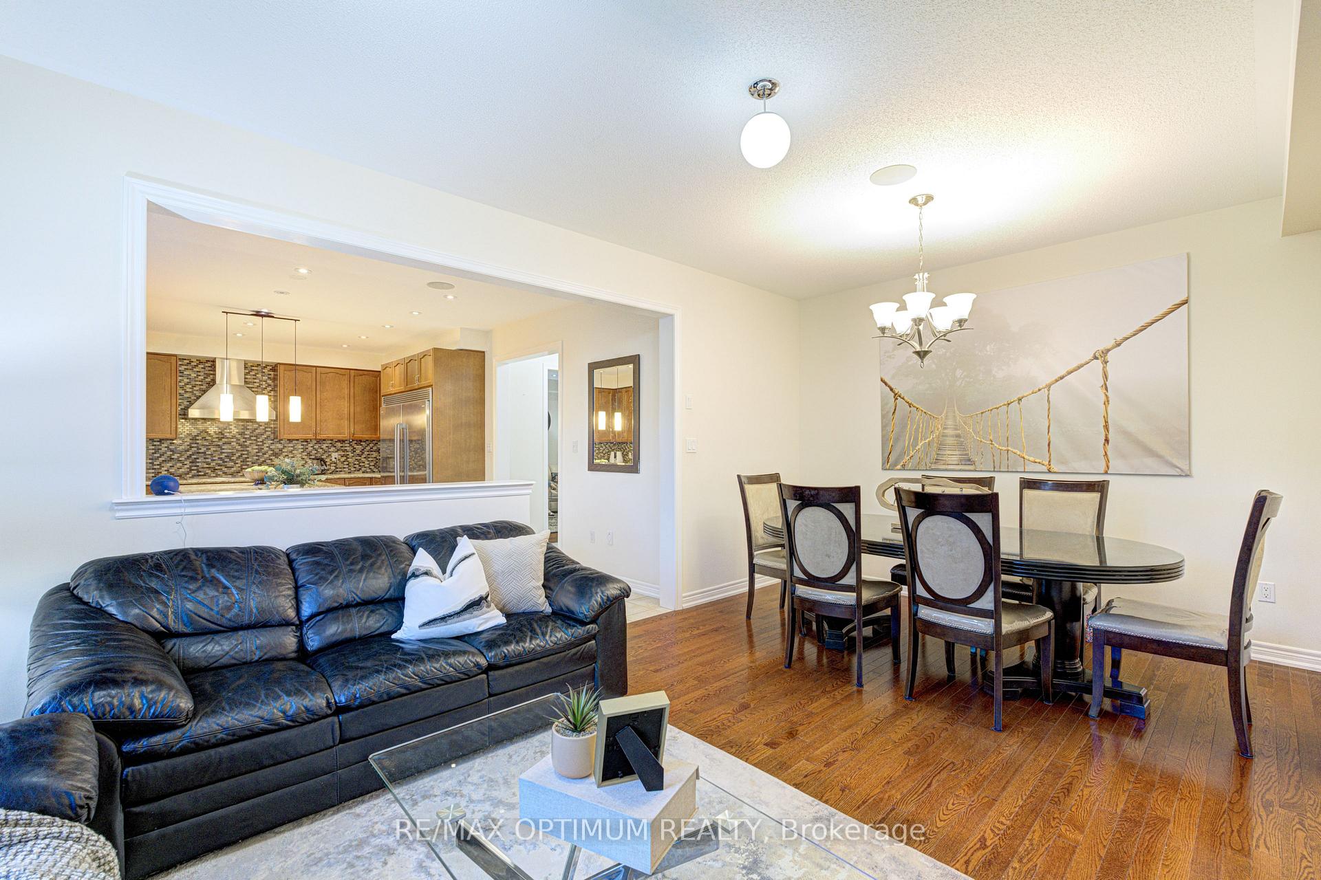 Photo 11 of 54 Midcrest Circle, Brampton, Credit Valley — HOMEH