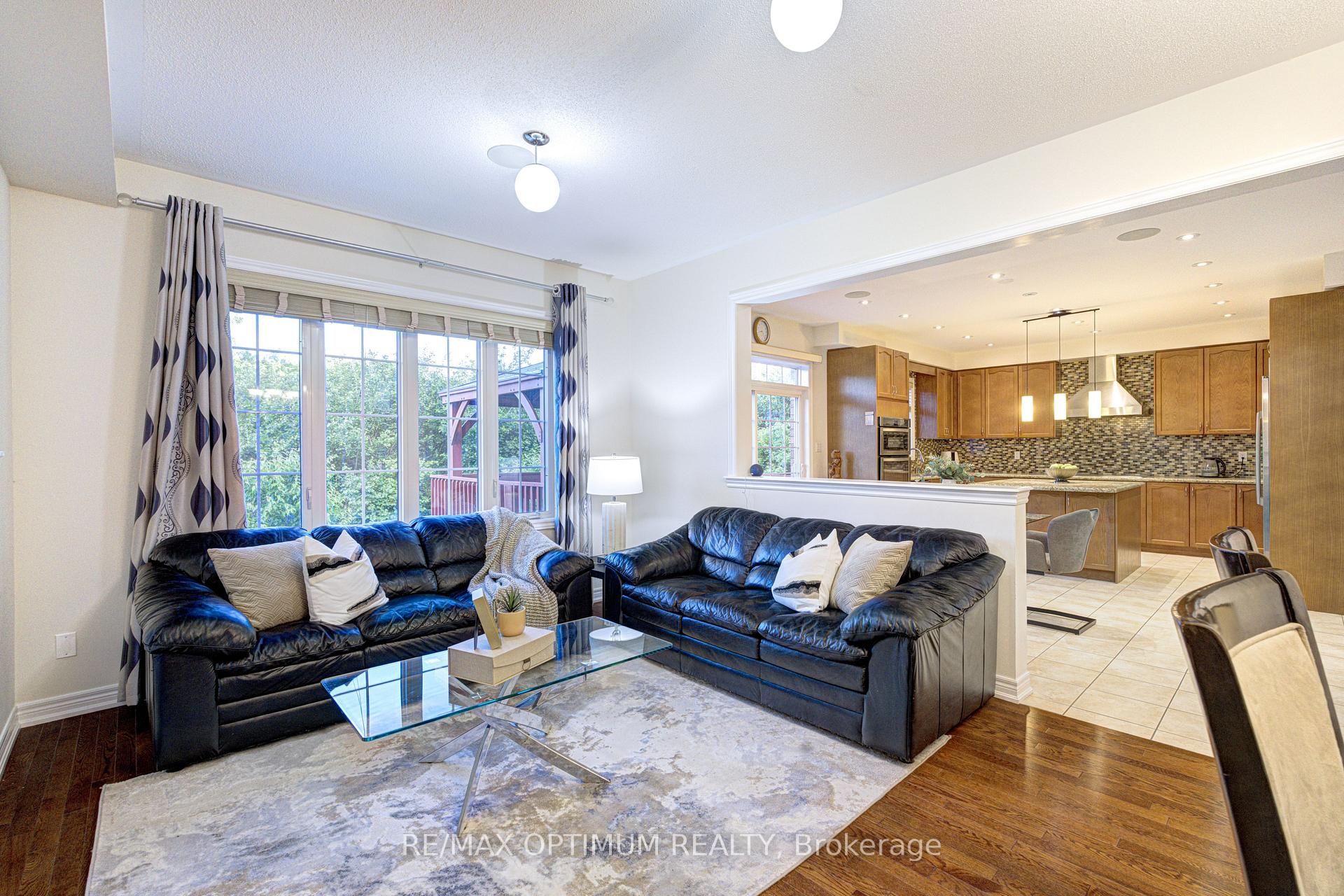 Photo 12 of 54 Midcrest Circle, Brampton, Credit Valley — HOMEH