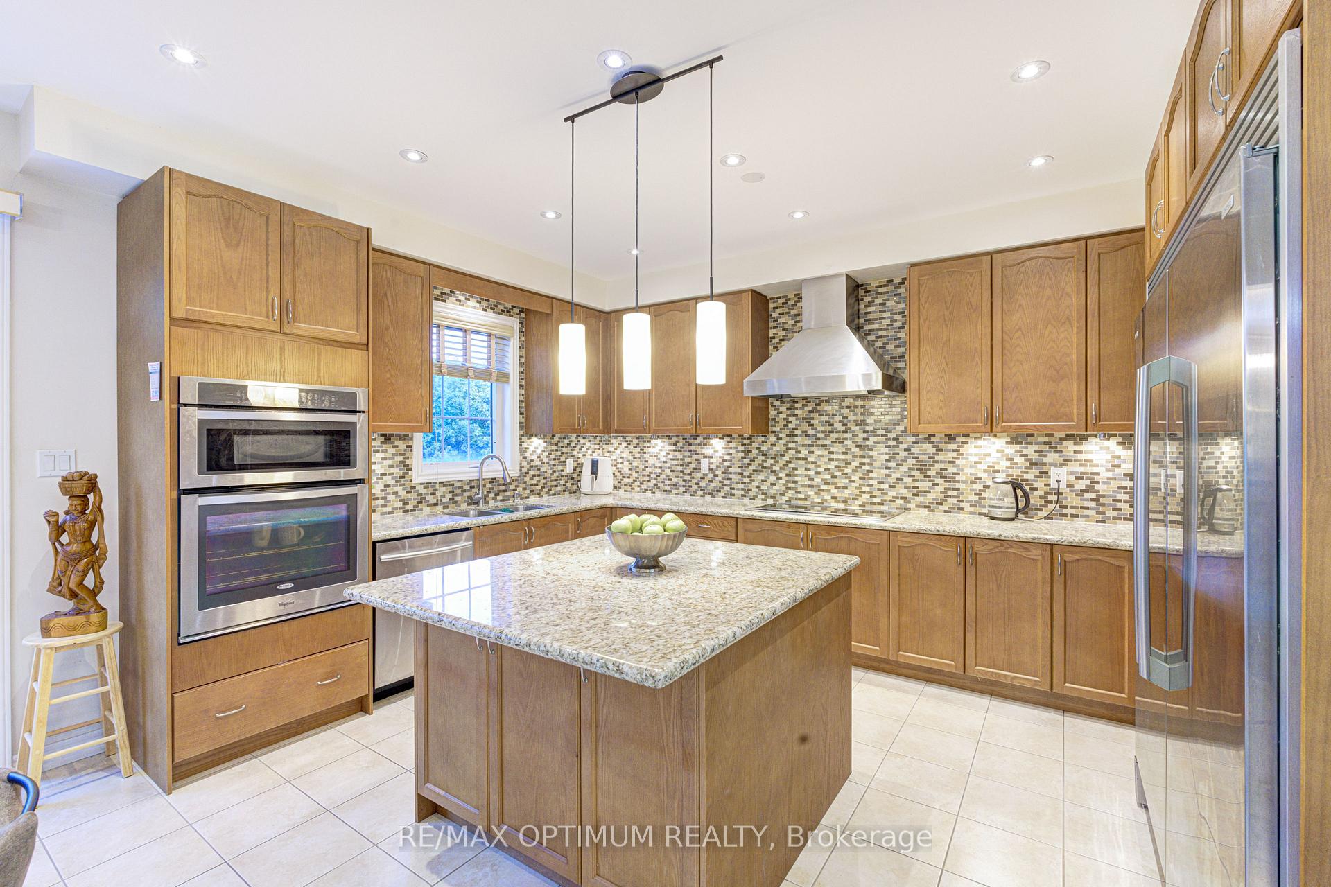 Photo 14 of 54 Midcrest Circle, Brampton, Credit Valley — HOMEH