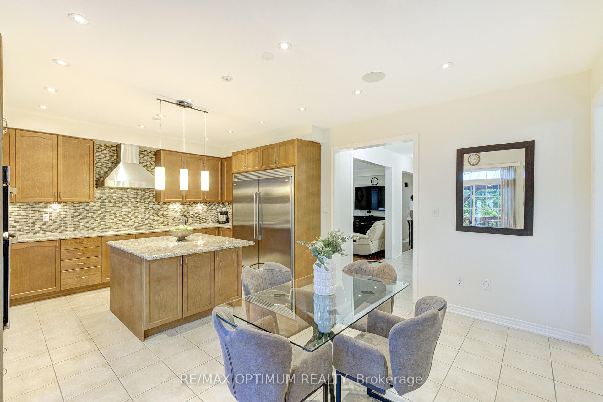 Photo 16 of 54 Midcrest Circle, Brampton, Credit Valley — HOMEH