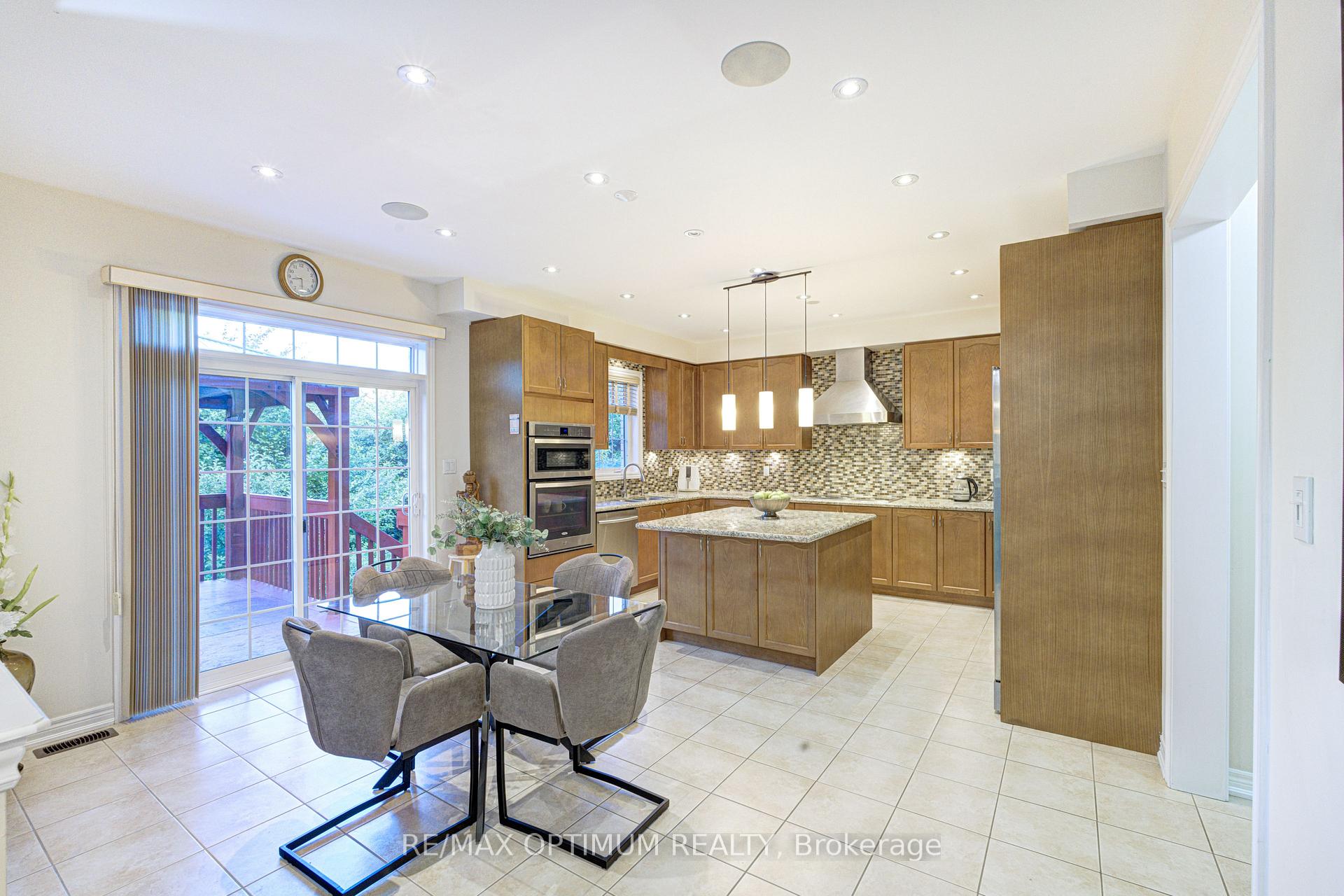 Photo 17 of 54 Midcrest Circle, Brampton, Credit Valley — HOMEH