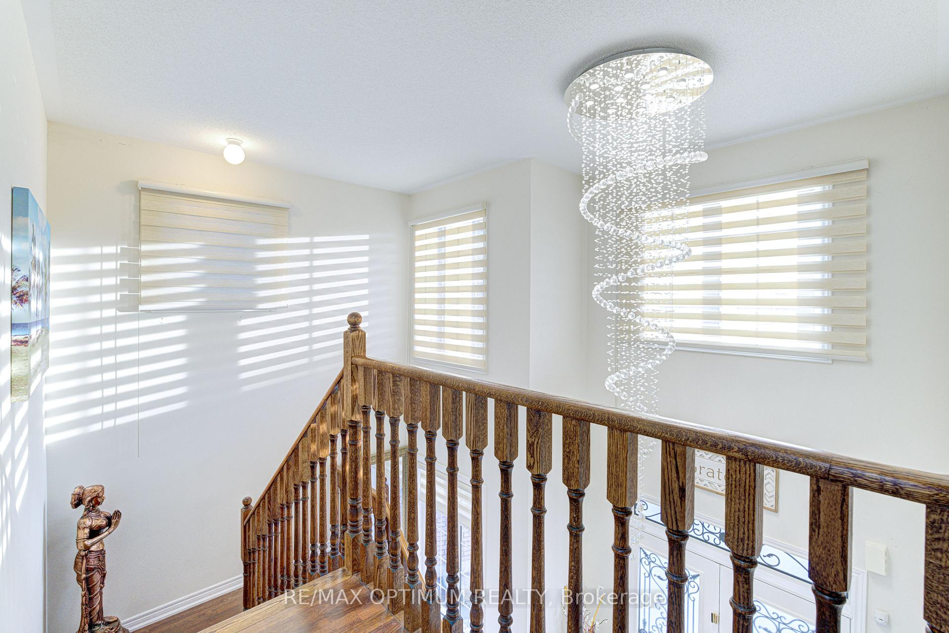 Photo 23 of 54 Midcrest Circle, Brampton, Credit Valley — HOMEH