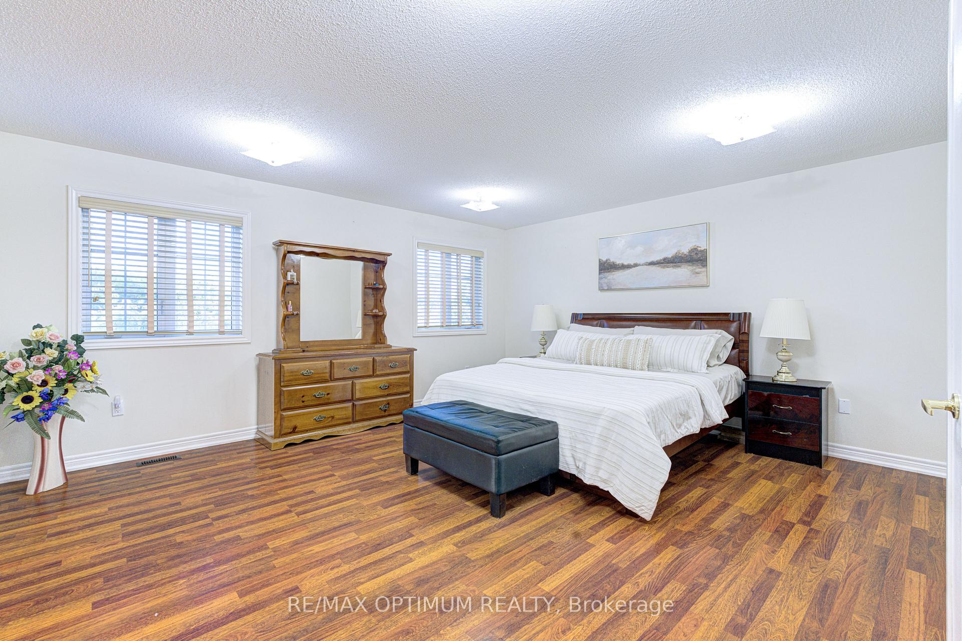 Photo 24 of 54 Midcrest Circle, Brampton, Credit Valley — HOMEH