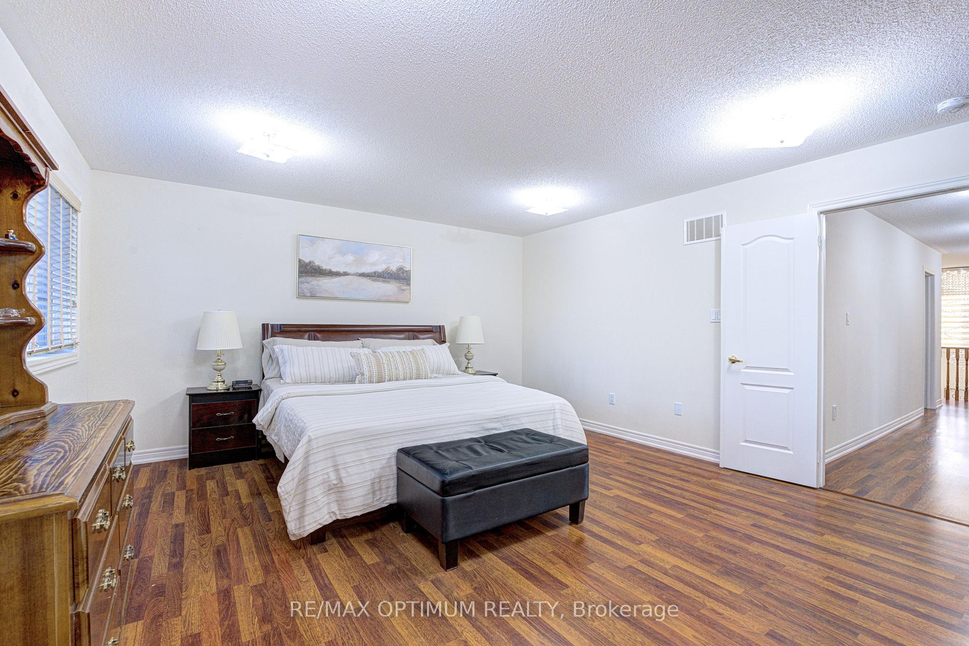 Photo 25 of 54 Midcrest Circle, Brampton, Credit Valley — HOMEH