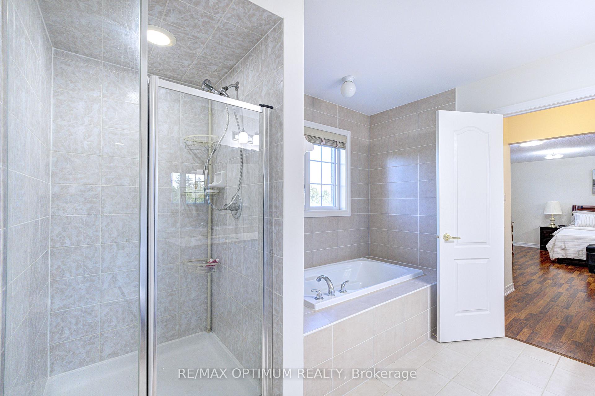 Photo 28 of 54 Midcrest Circle, Brampton, Credit Valley — HOMEH