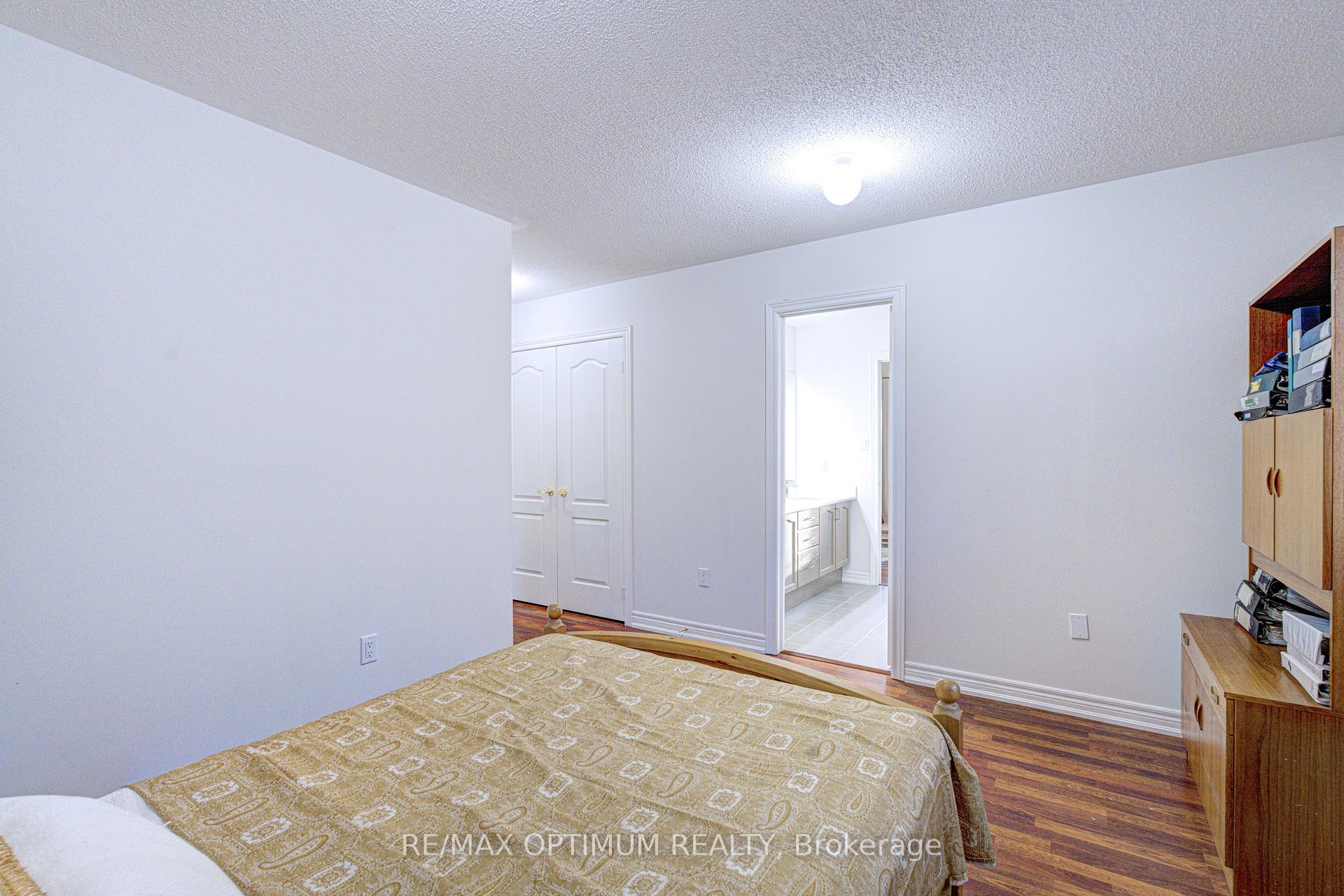 Photo 30 of 54 Midcrest Circle, Brampton, Credit Valley — HOMEH