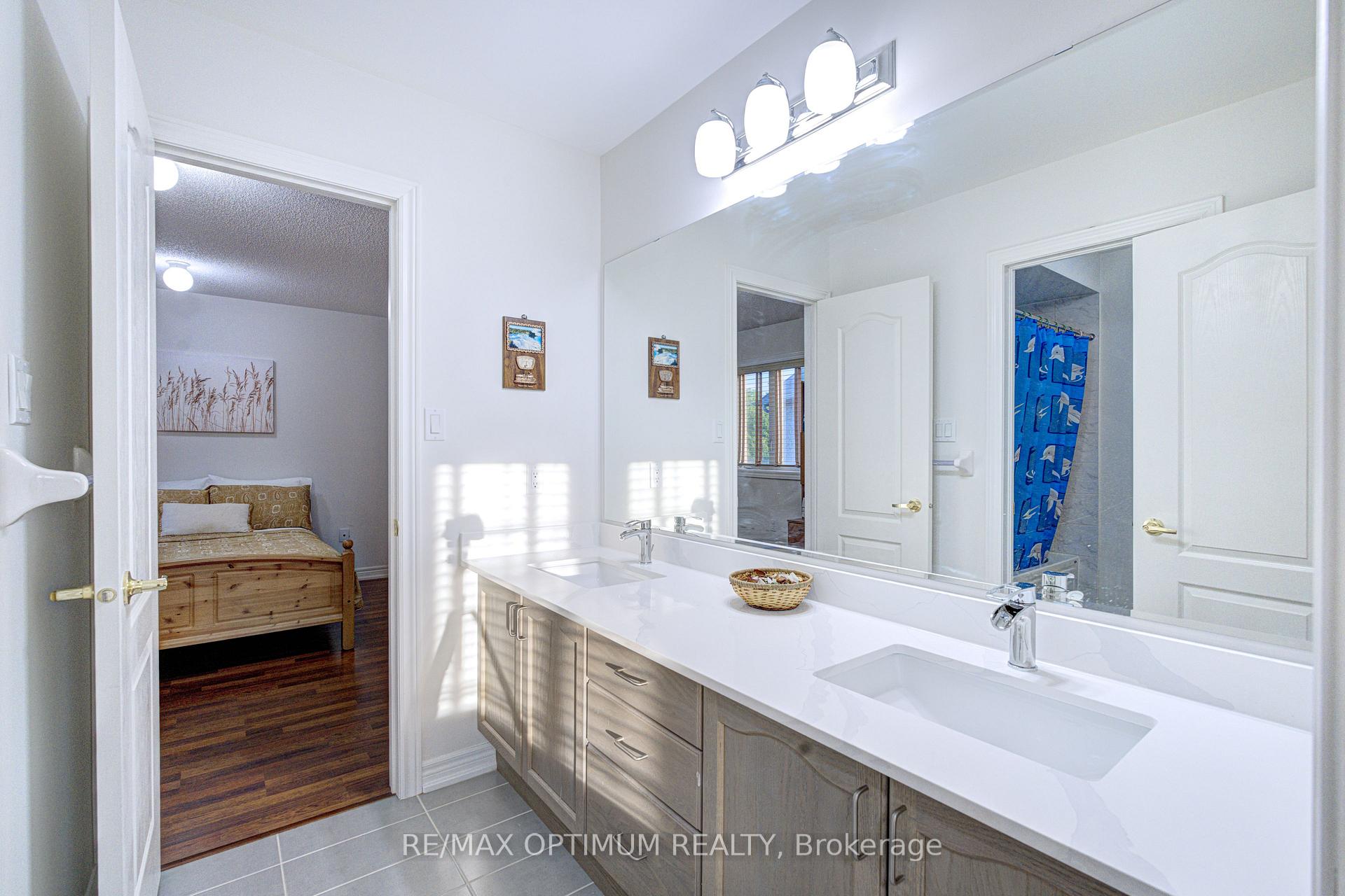 Photo 31 of 54 Midcrest Circle, Brampton, Credit Valley — HOMEH