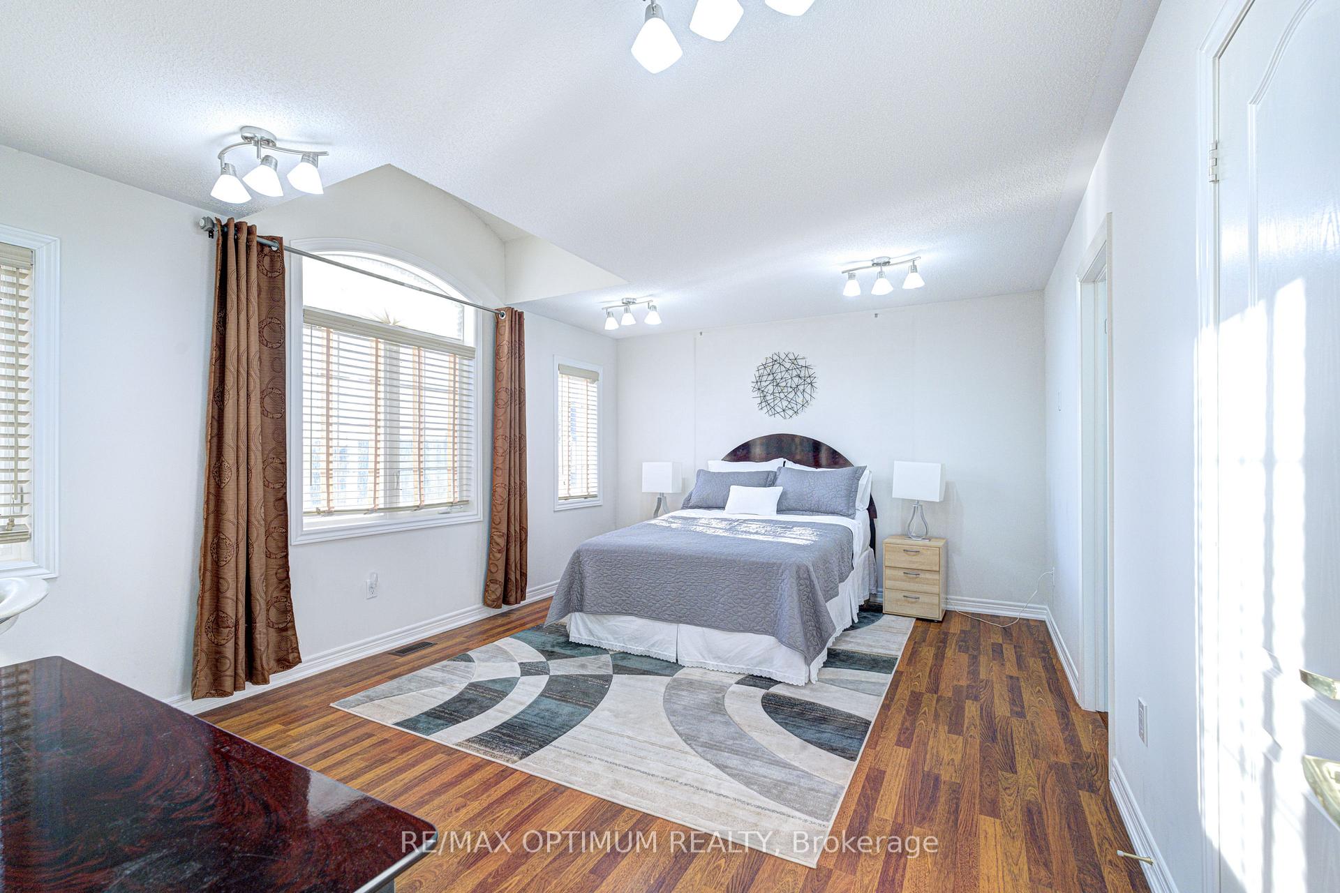 Photo 32 of 54 Midcrest Circle, Brampton, Credit Valley — HOMEH