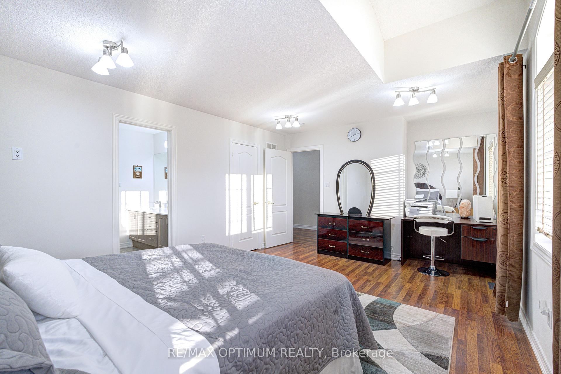 Photo 33 of 54 Midcrest Circle, Brampton, Credit Valley — HOMEH