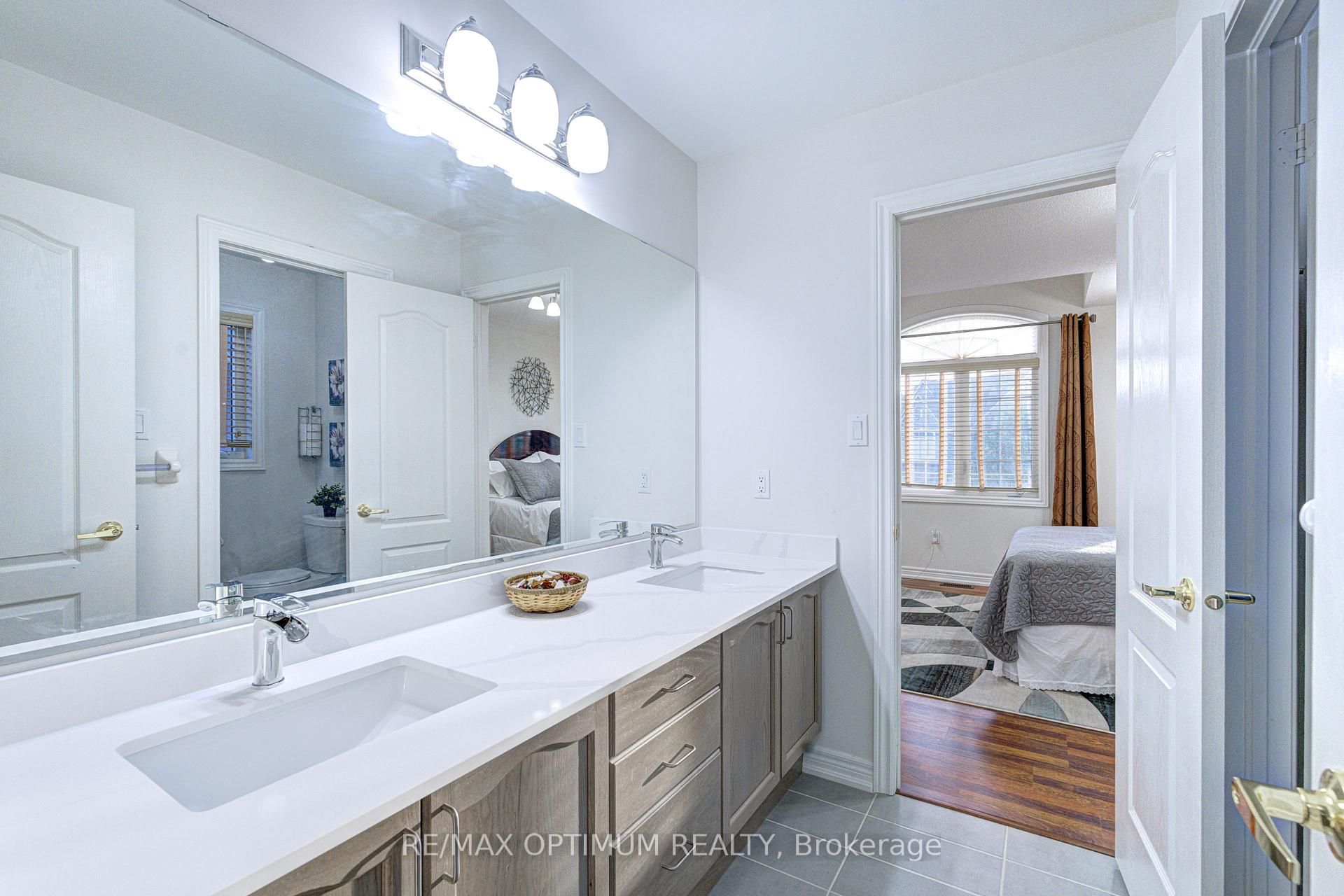 Photo 34 of 54 Midcrest Circle, Brampton, Credit Valley — HOMEH