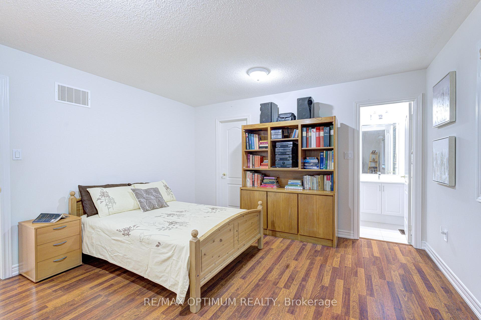 Photo 35 of 54 Midcrest Circle, Brampton, Credit Valley — HOMEH