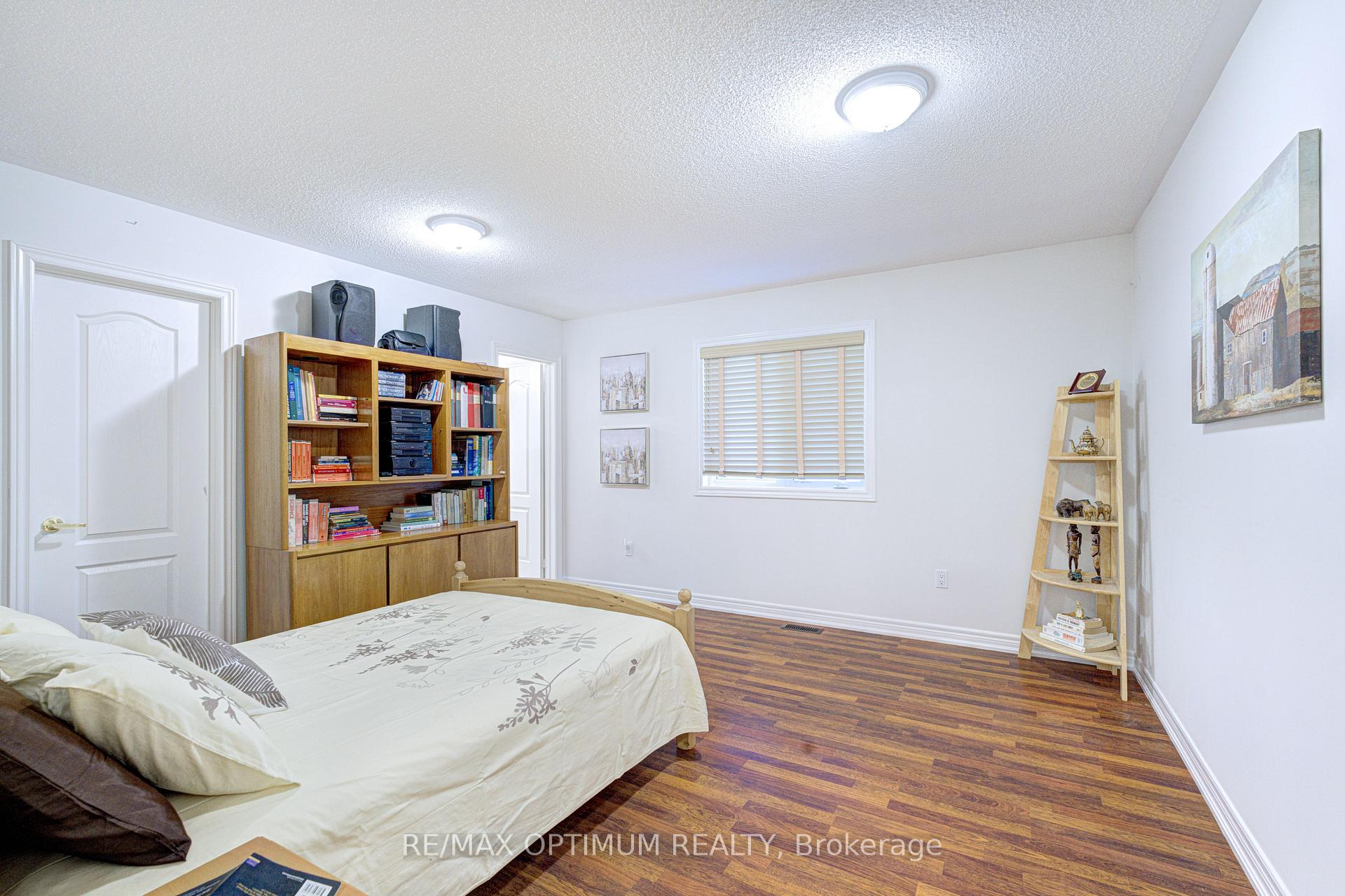 Photo 36 of 54 Midcrest Circle, Brampton, Credit Valley — HOMEH